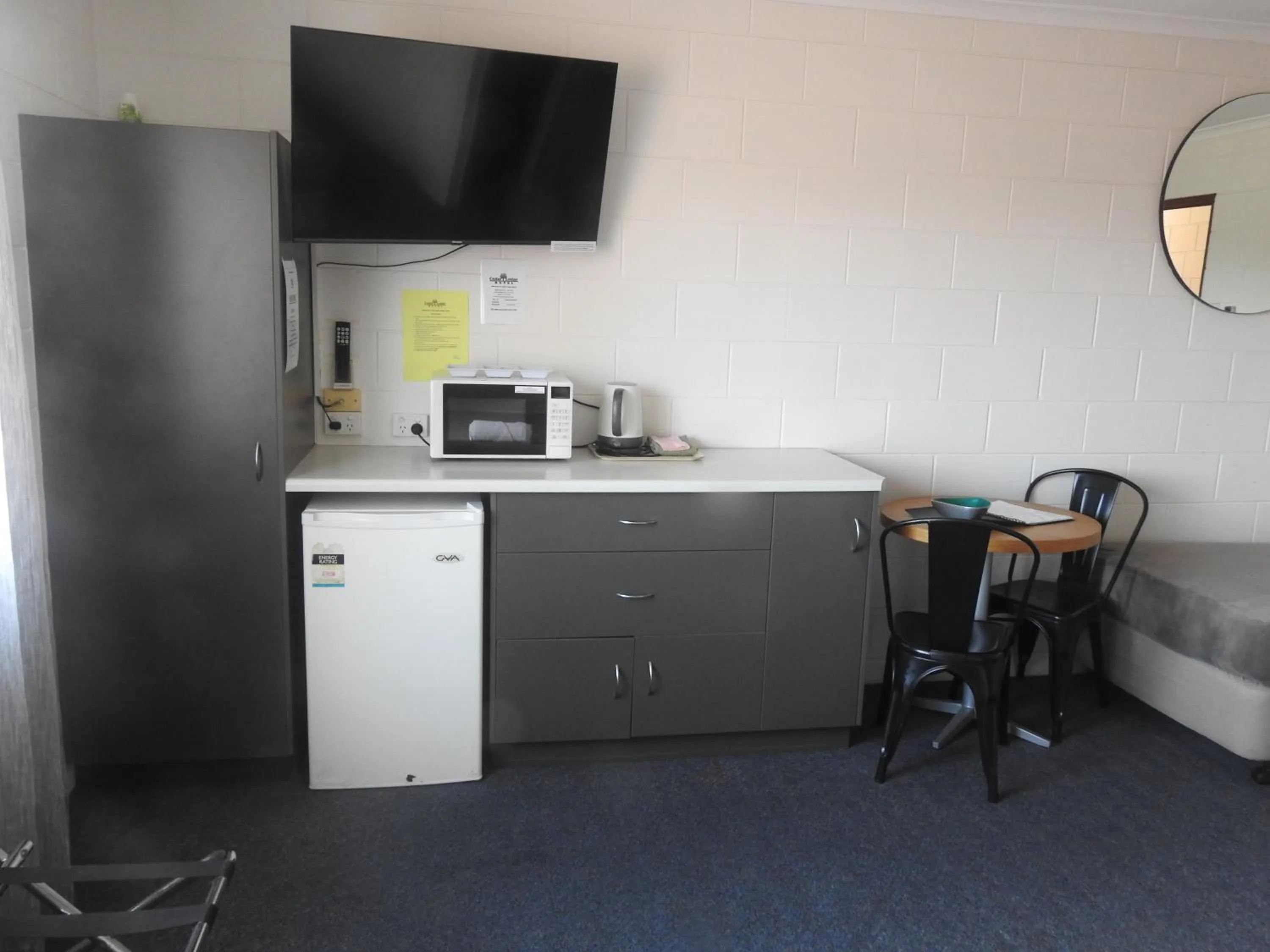 Kitchen or kitchenette in Cedar Lodge Motel