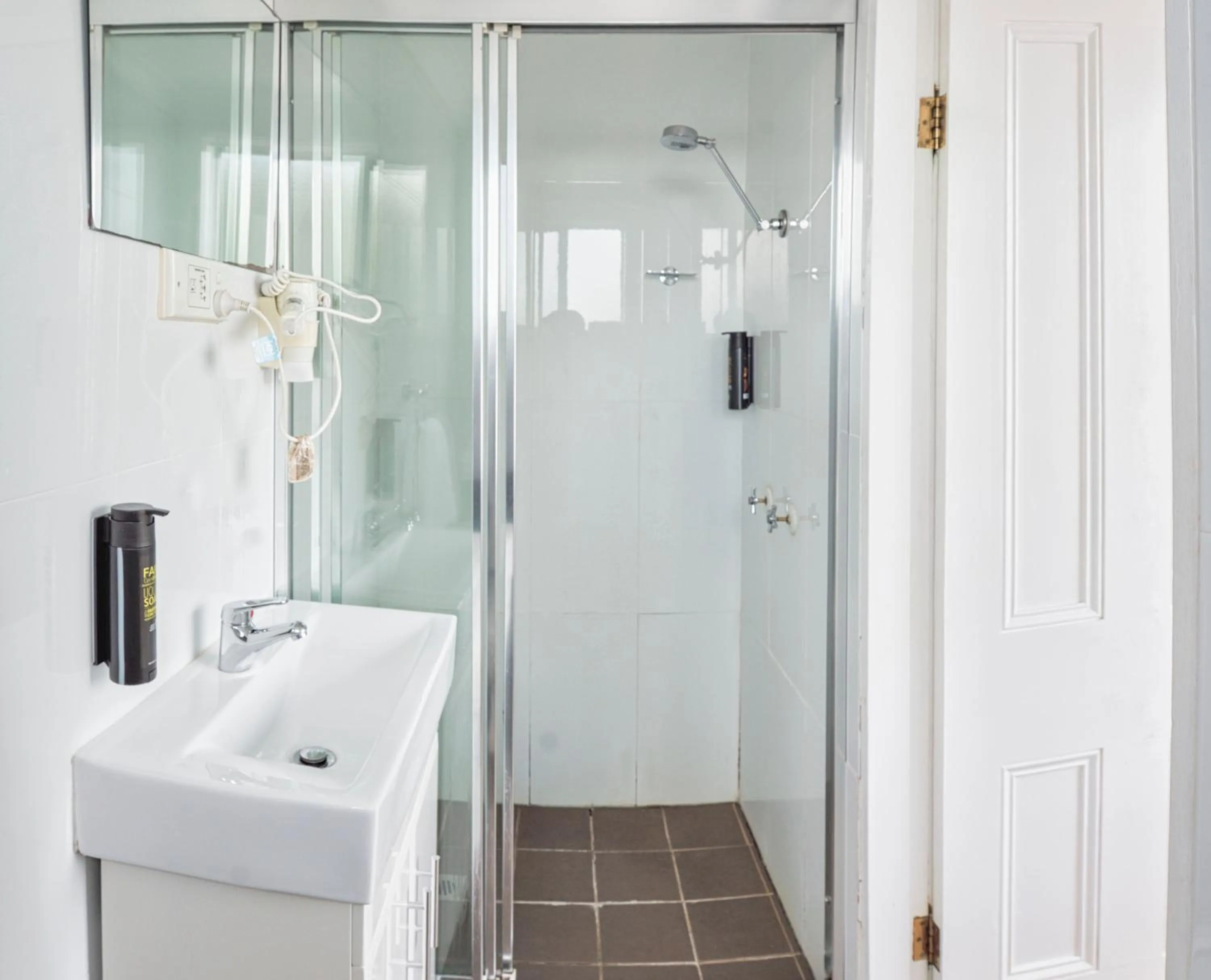 Bathroom in Blue Mountains Heritage Motel