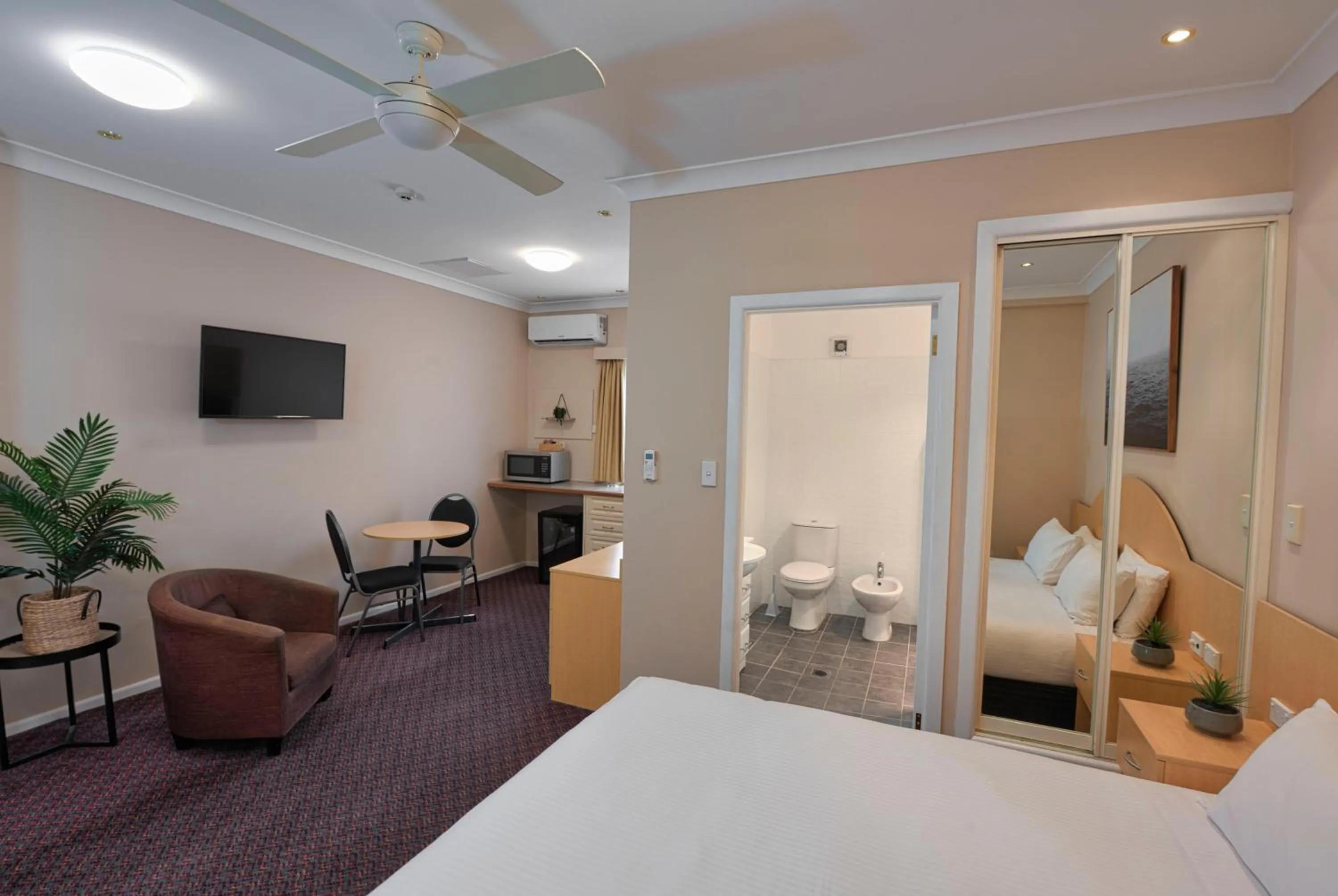 TV and multimedia, Bed in Blue Mountains Heritage Motel