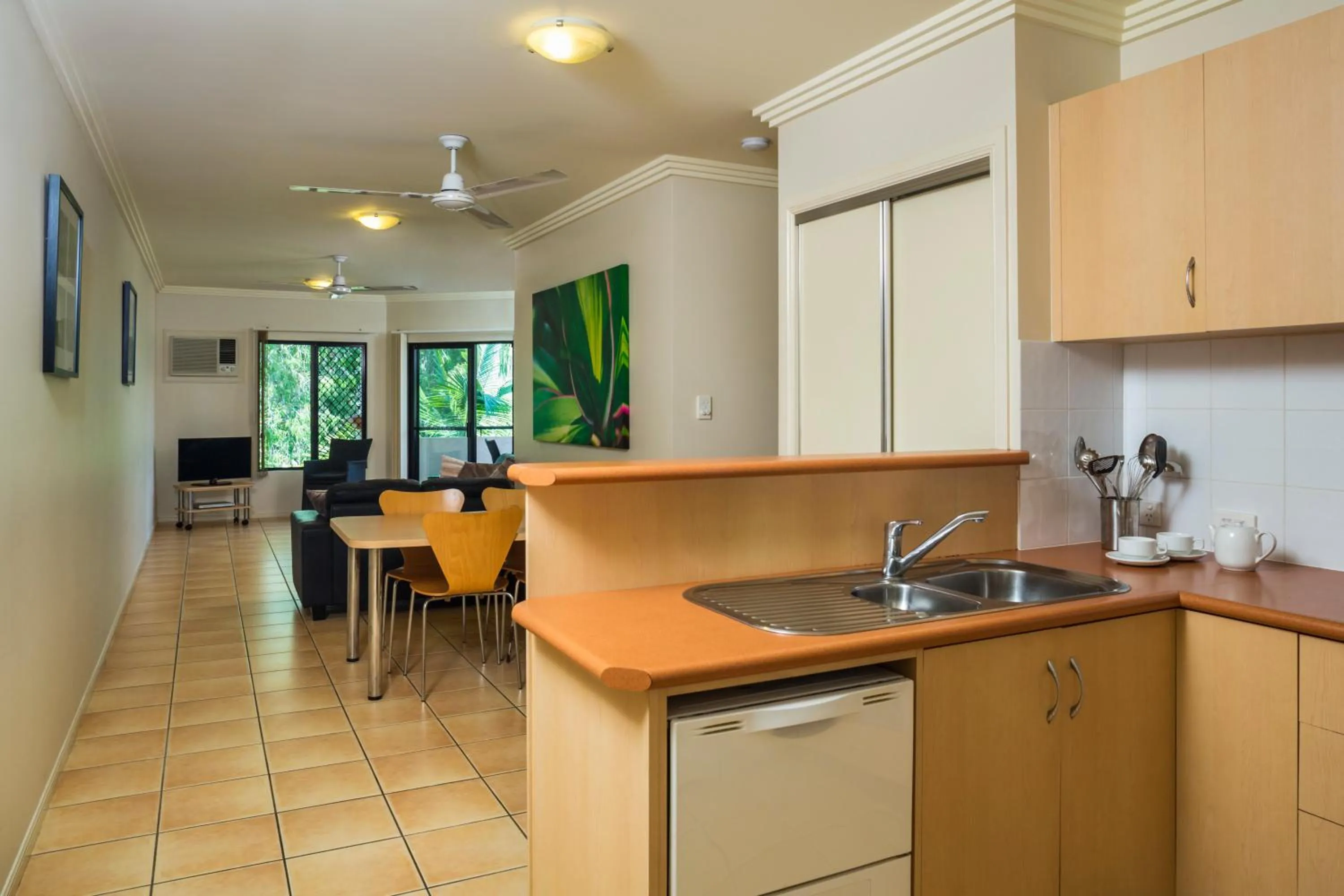 Kitchen or kitchenette in City Plaza Apartments