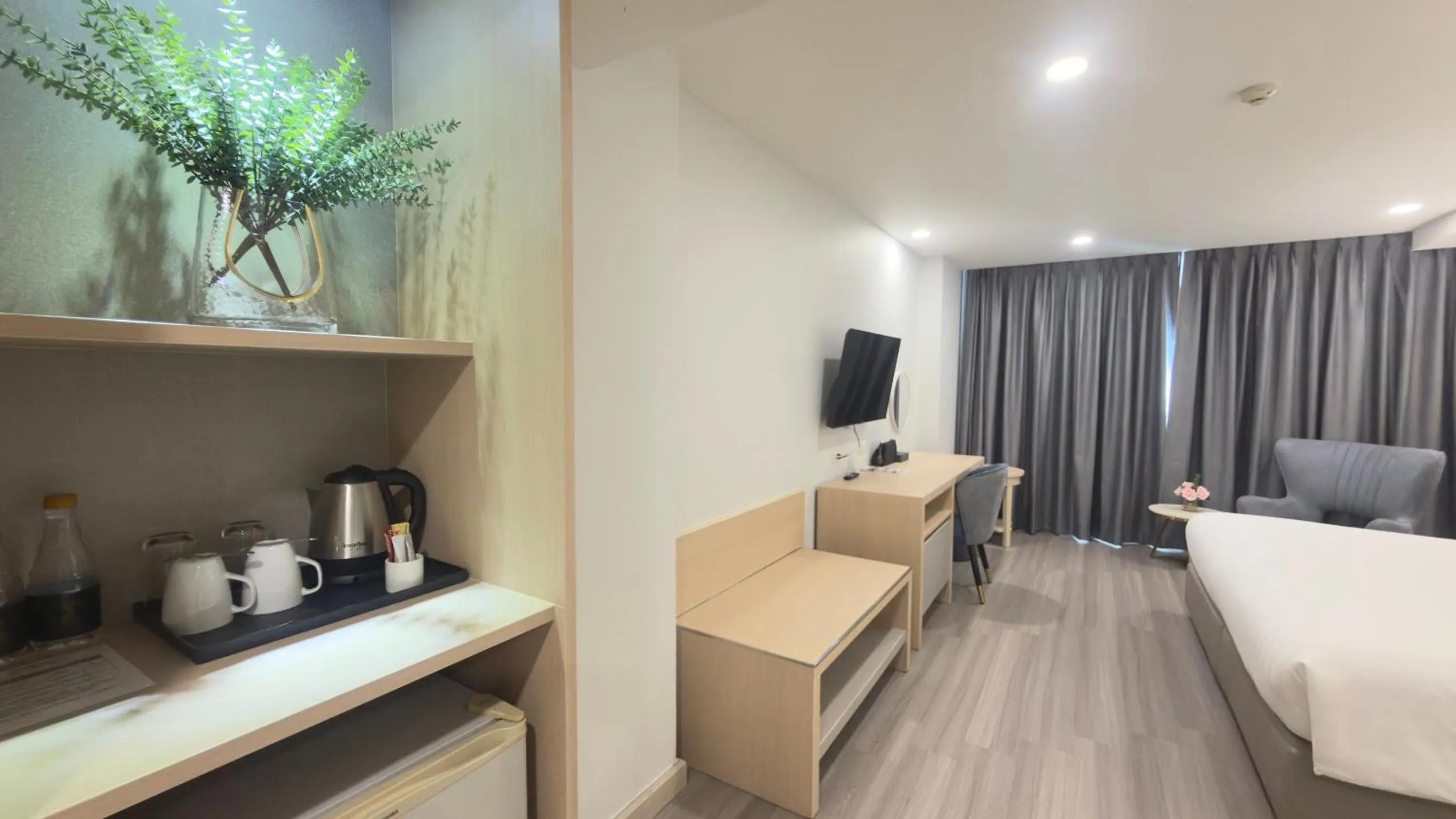 Bedroom, Bed in Empress Pattaya Hotel