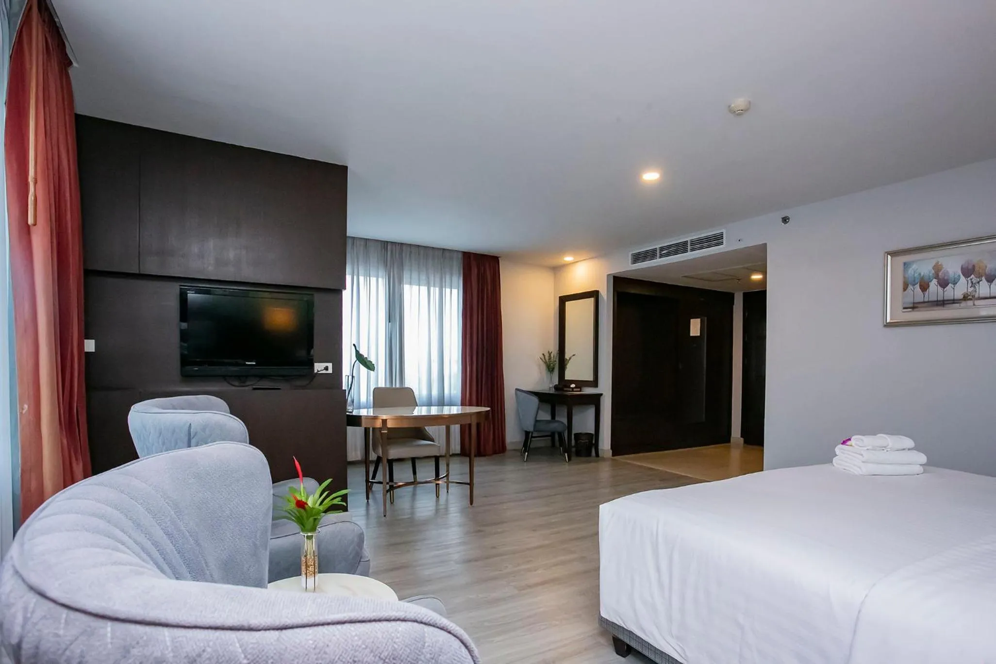 Bedroom, Bed in Empress Pattaya Hotel
