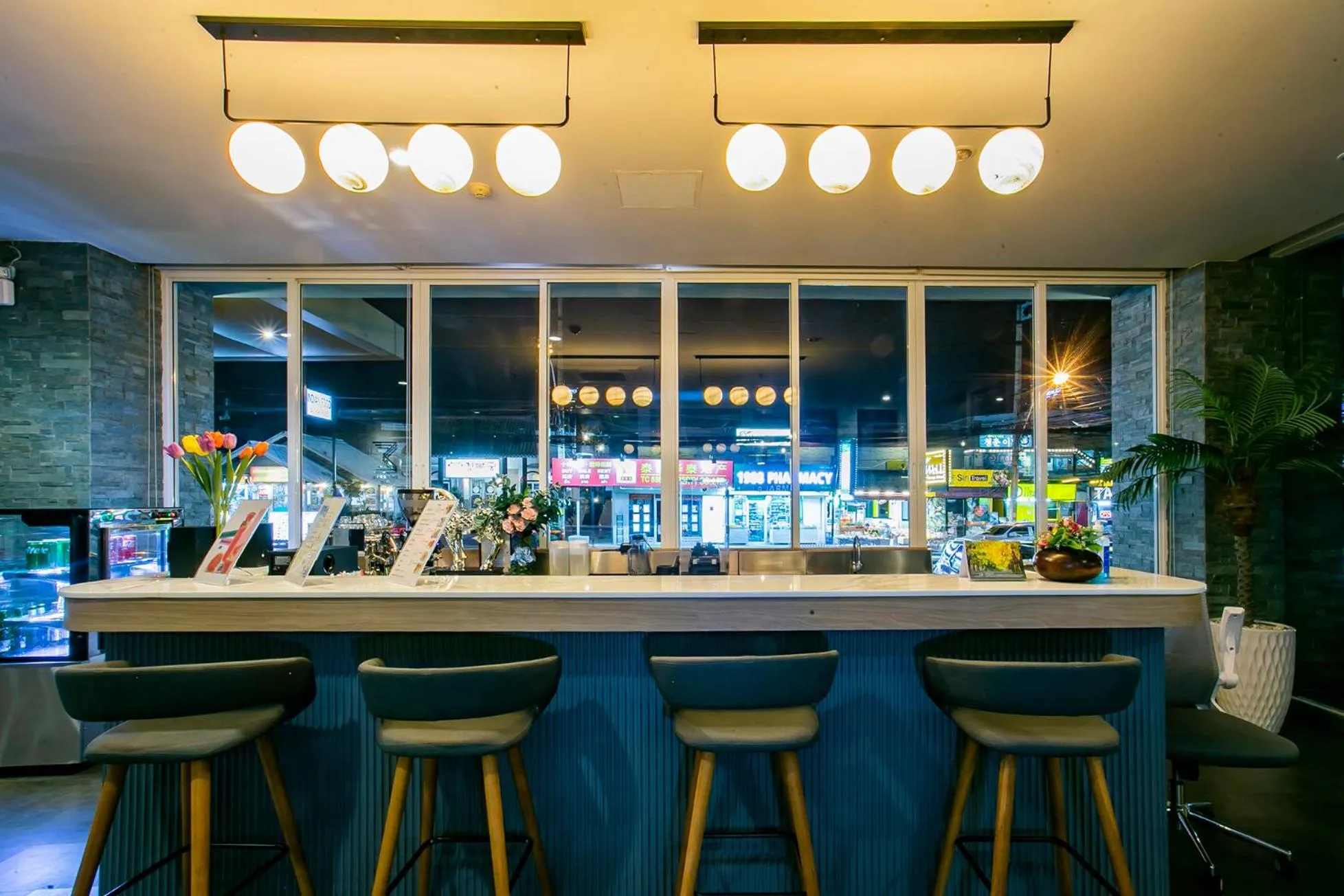 Lounge or bar in Empress Pattaya Hotel