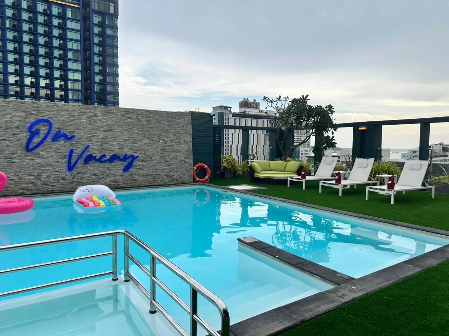 Swimming pool in Empress Pattaya Hotel