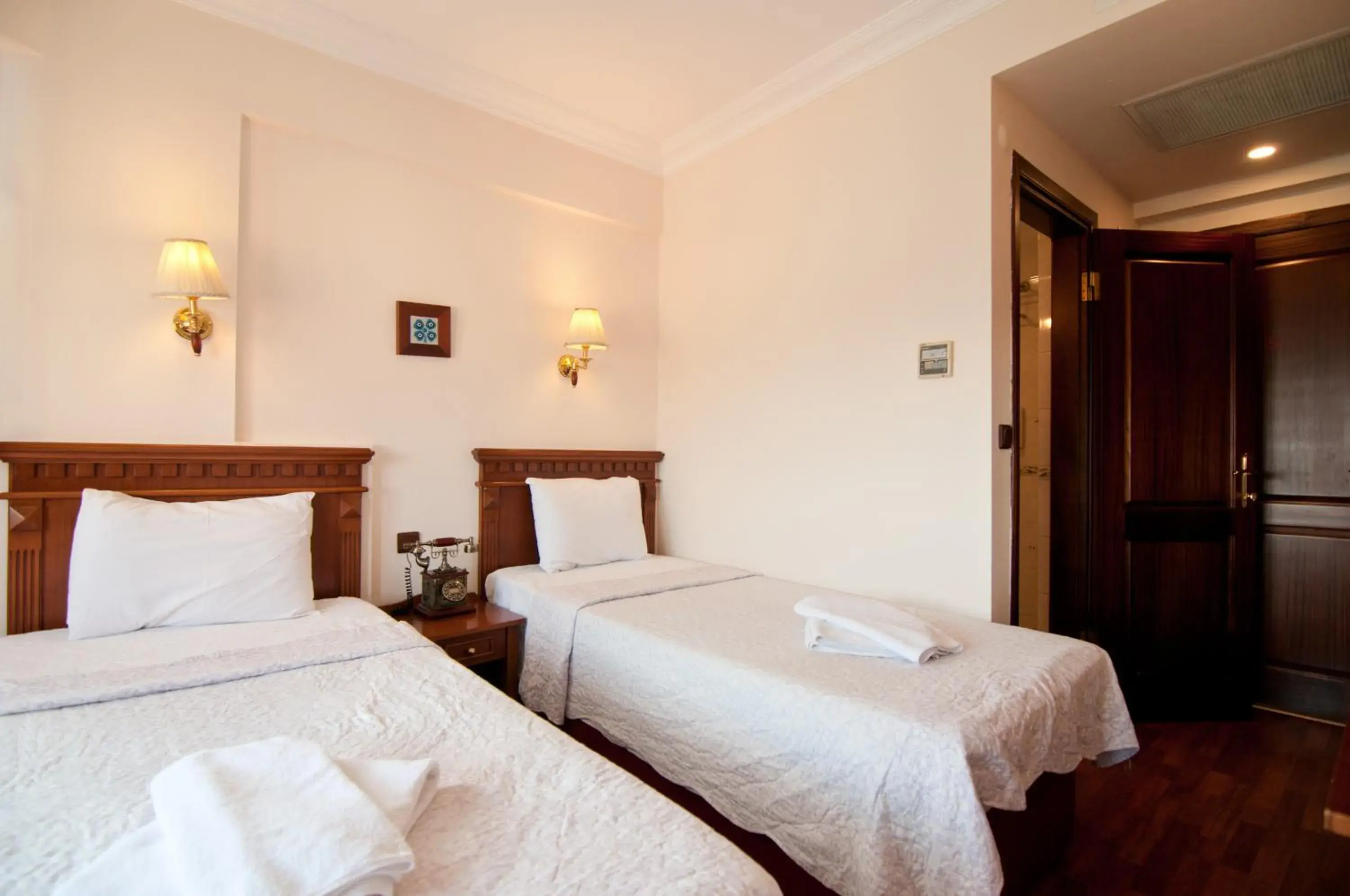 Photo of the whole room, Bed in Emine Sultan Hotel Photo of the whole room, Bed in Emine Sultan Hotel