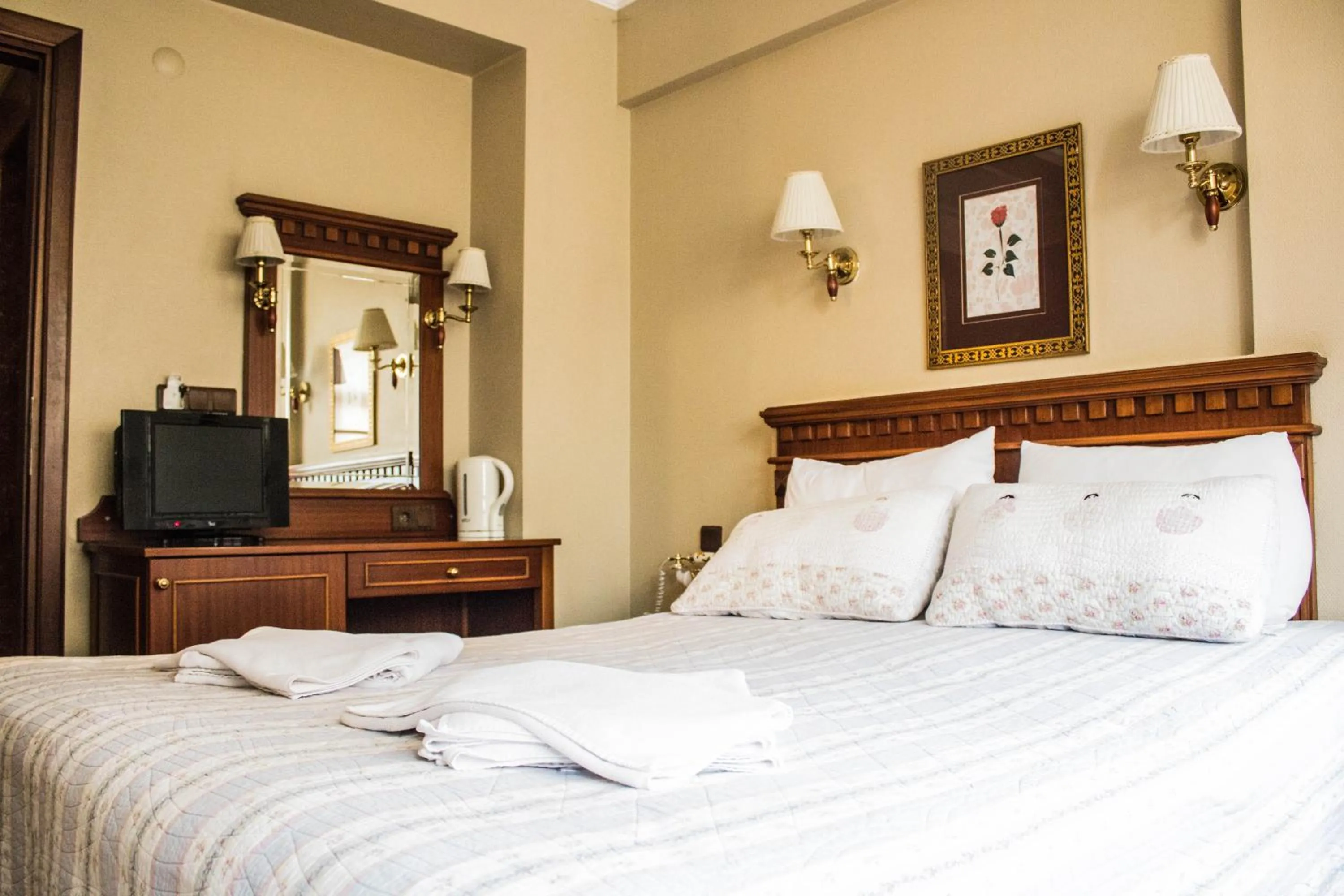 Bed in Emine Sultan Hotel