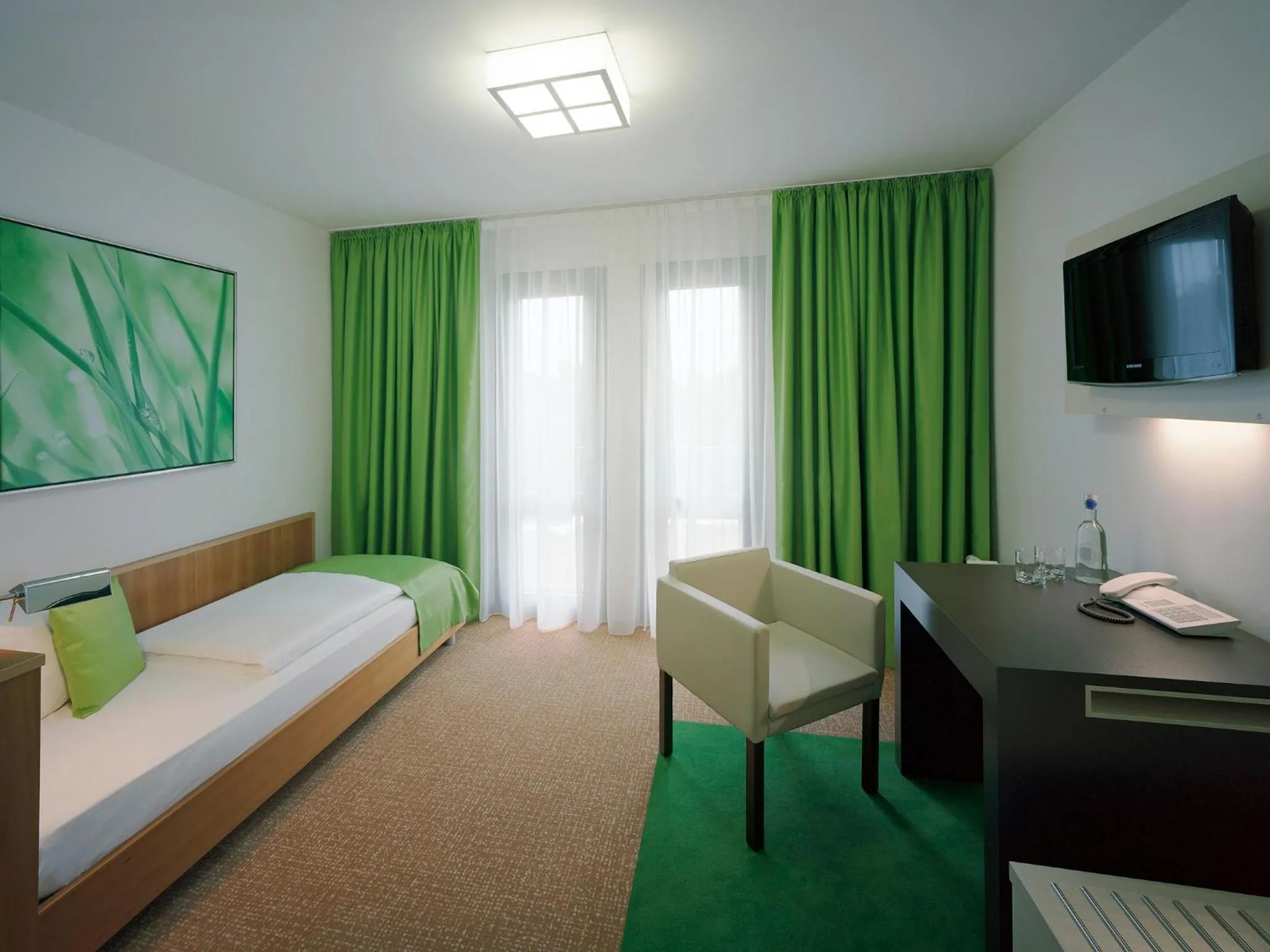 Photo of the whole room, Bed in Akademiehotel Dresden
