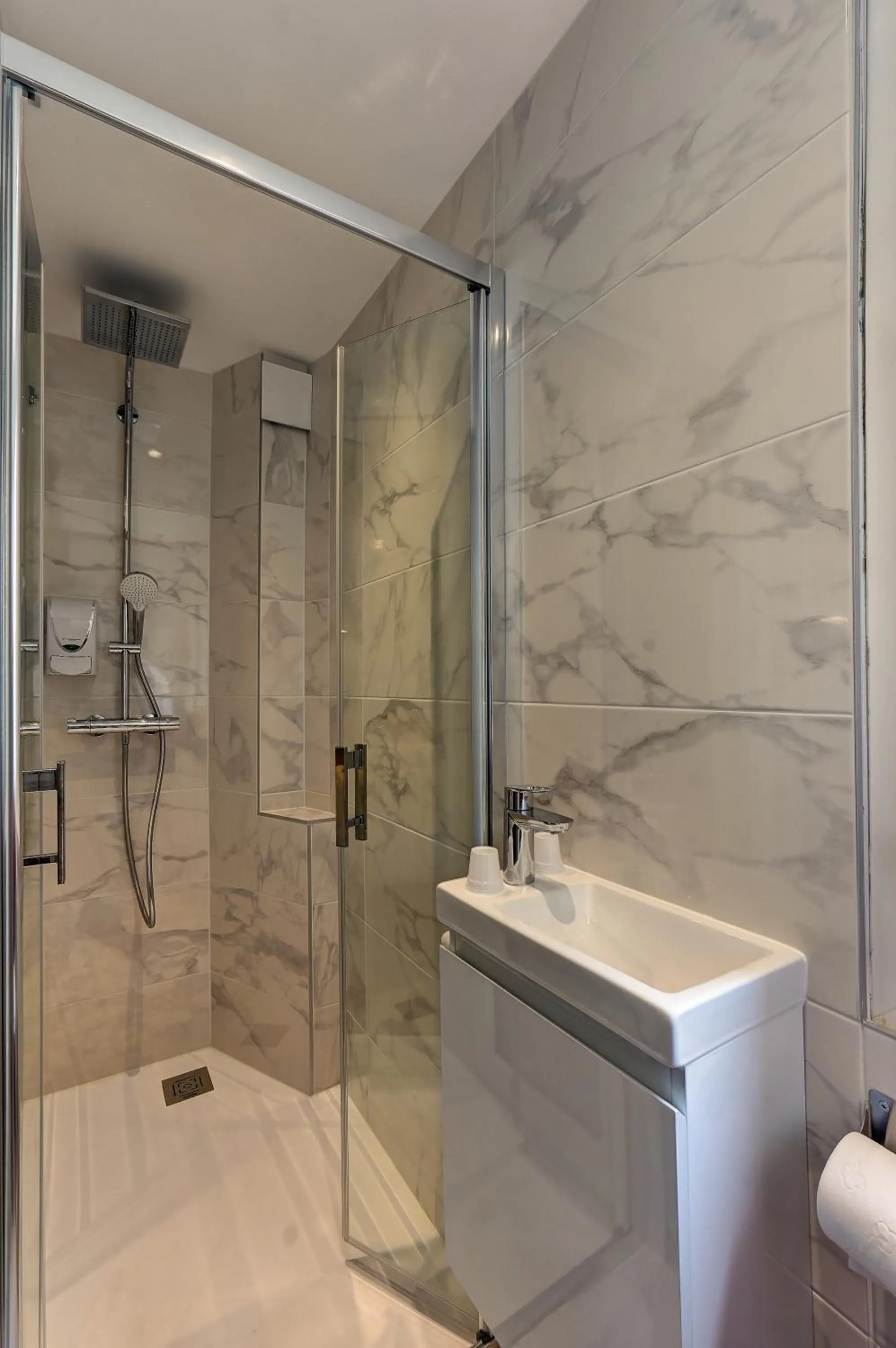Shower in Kyriad DIRECT Saint Brieuc - Parc des Expositions