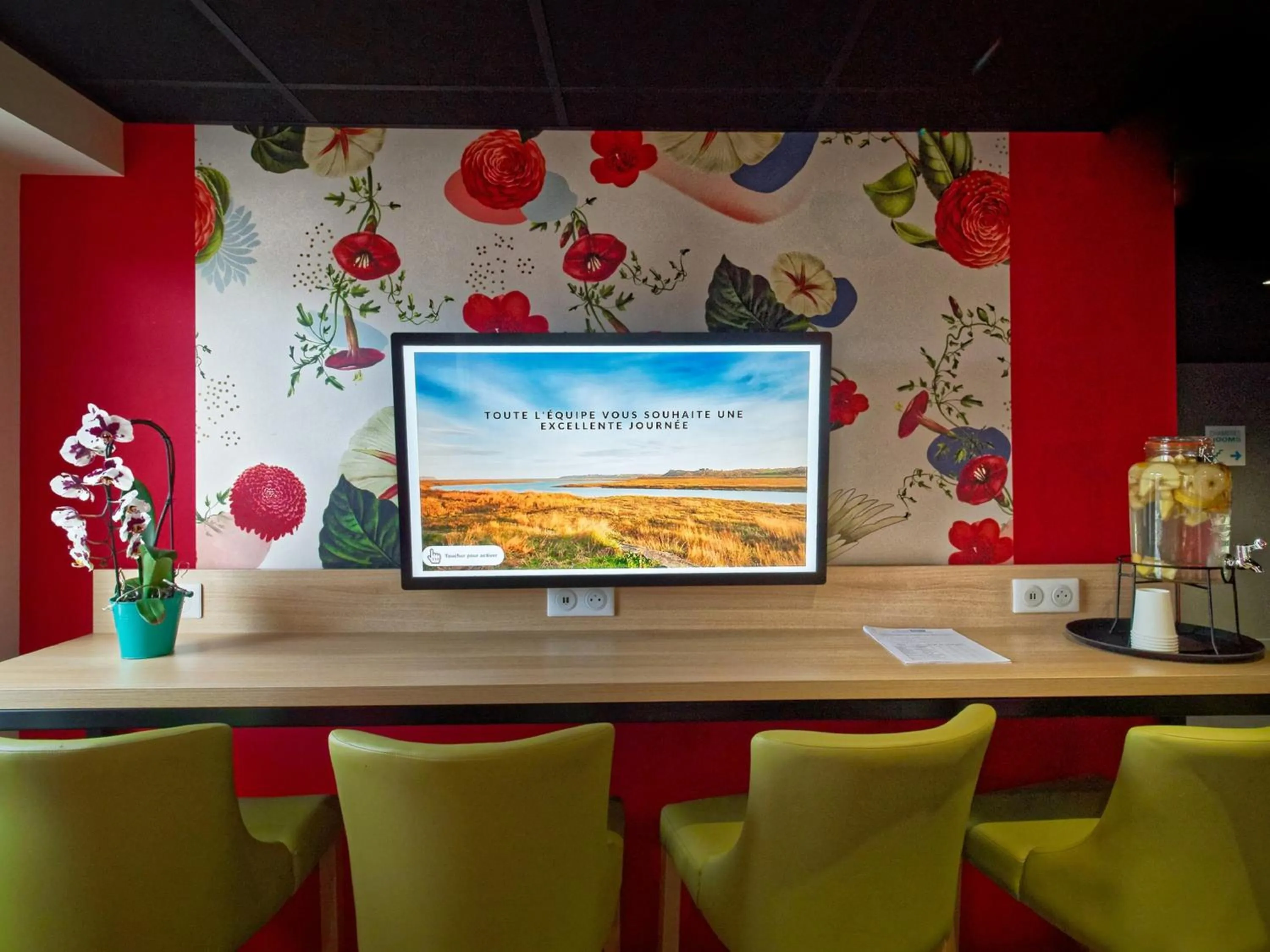 Communal lounge/ TV room in Kyriad DIRECT Saint Brieuc - Parc des Expositions