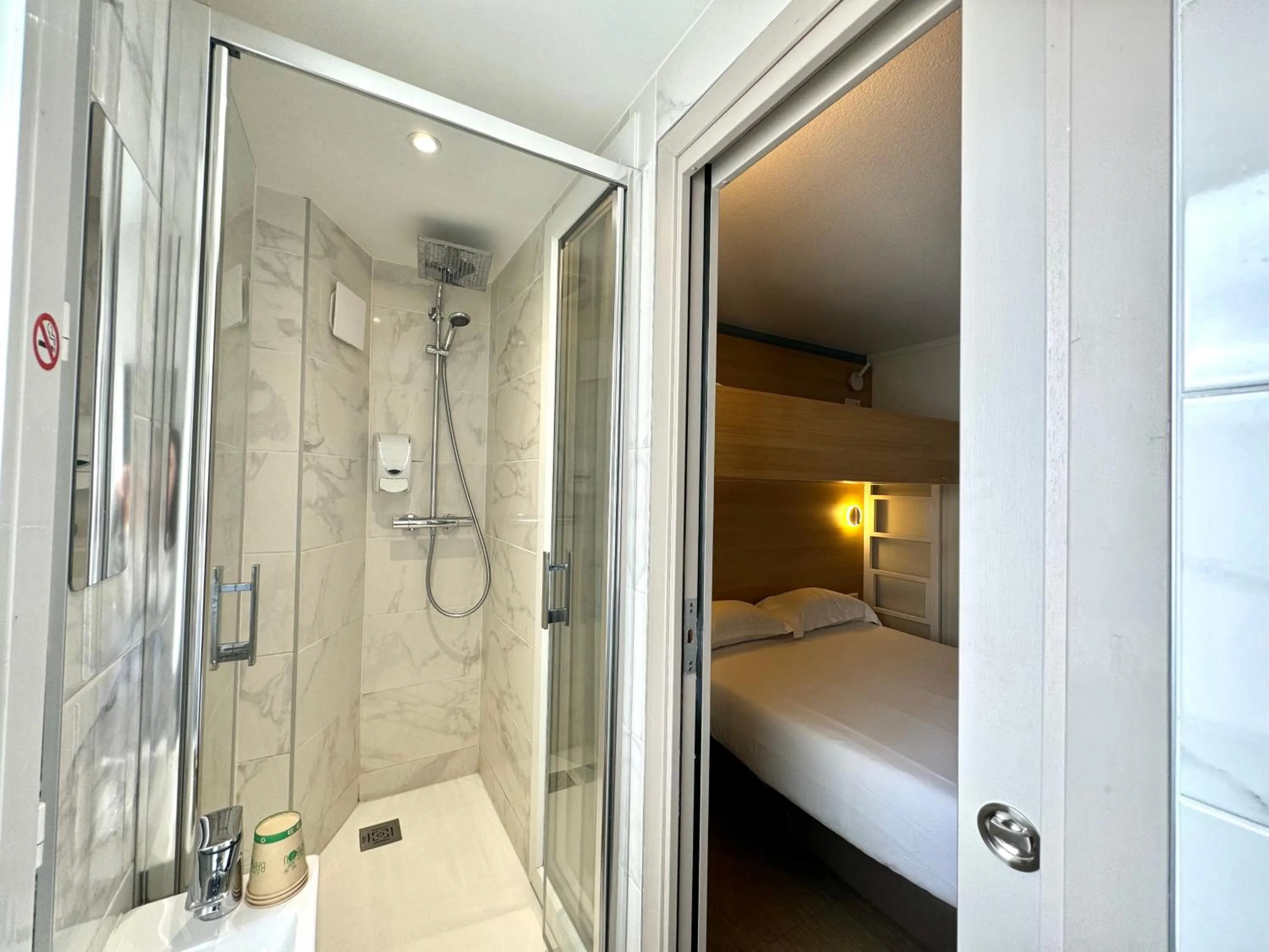 Shower, Bed in Kyriad DIRECT Saint Brieuc - Parc des Expositions