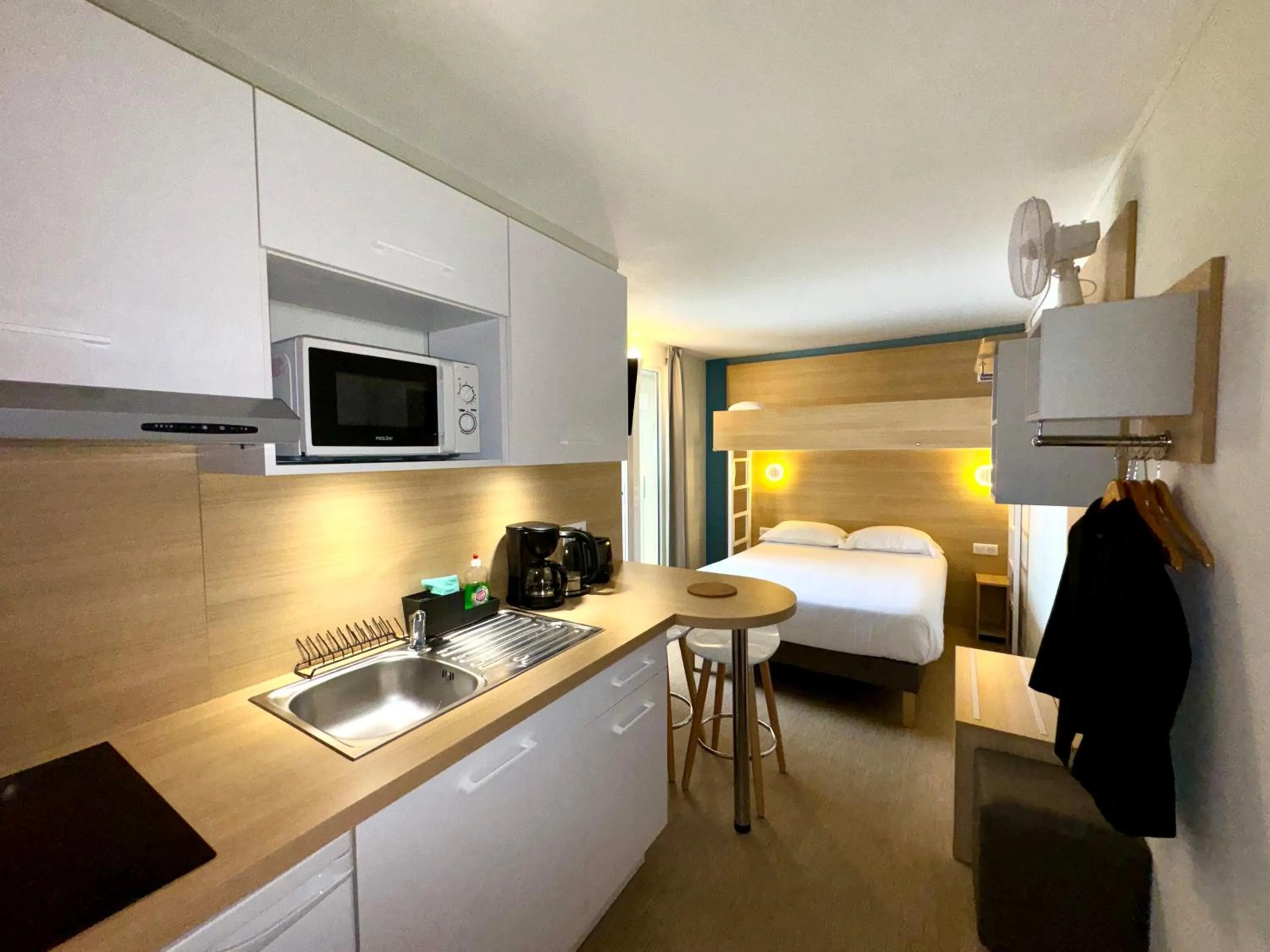 Coffee/tea facilities, Bed in Kyriad DIRECT Saint Brieuc - Parc des Expositions