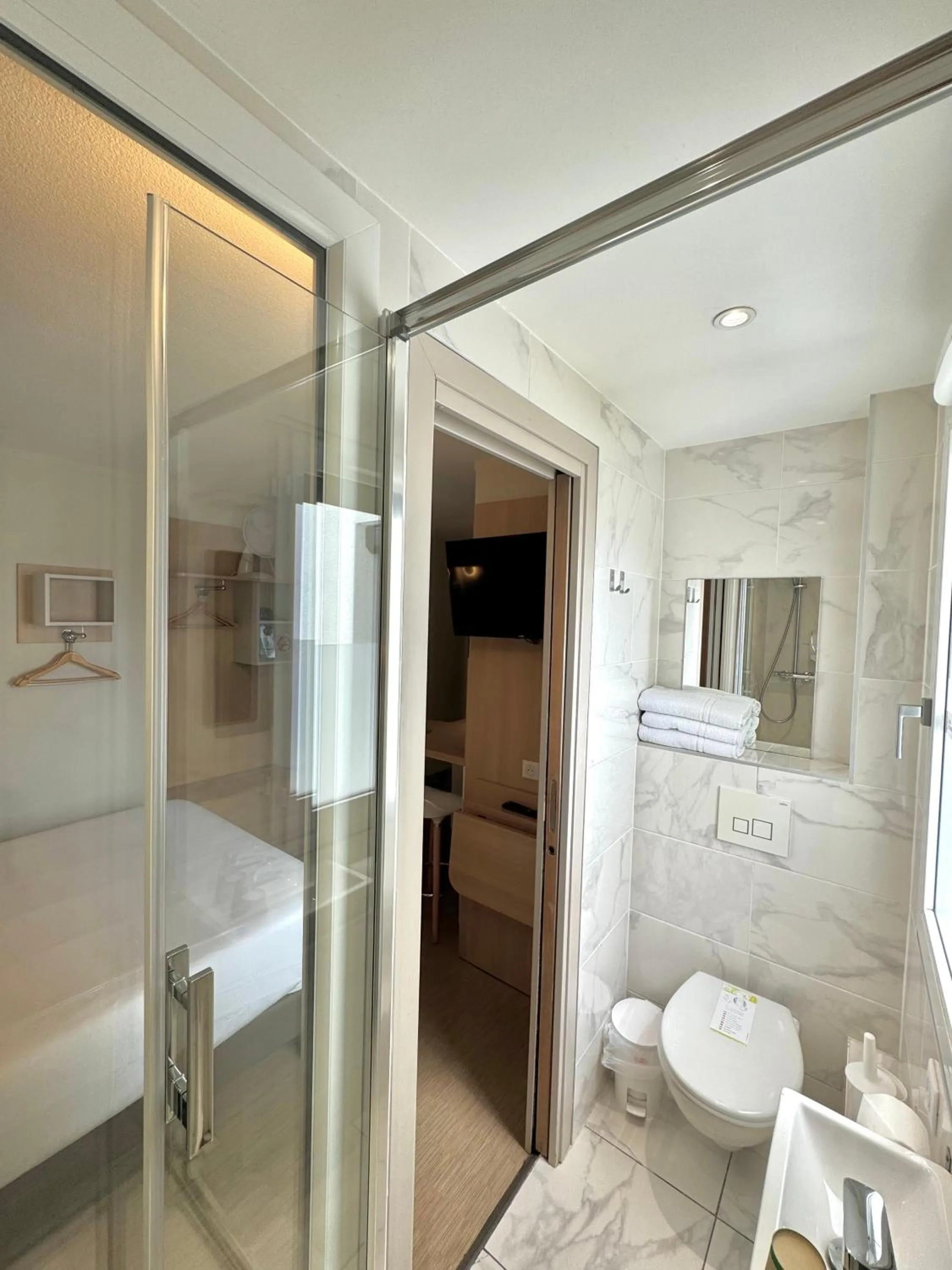 Bathroom in Kyriad DIRECT Saint Brieuc - Parc des Expositions
