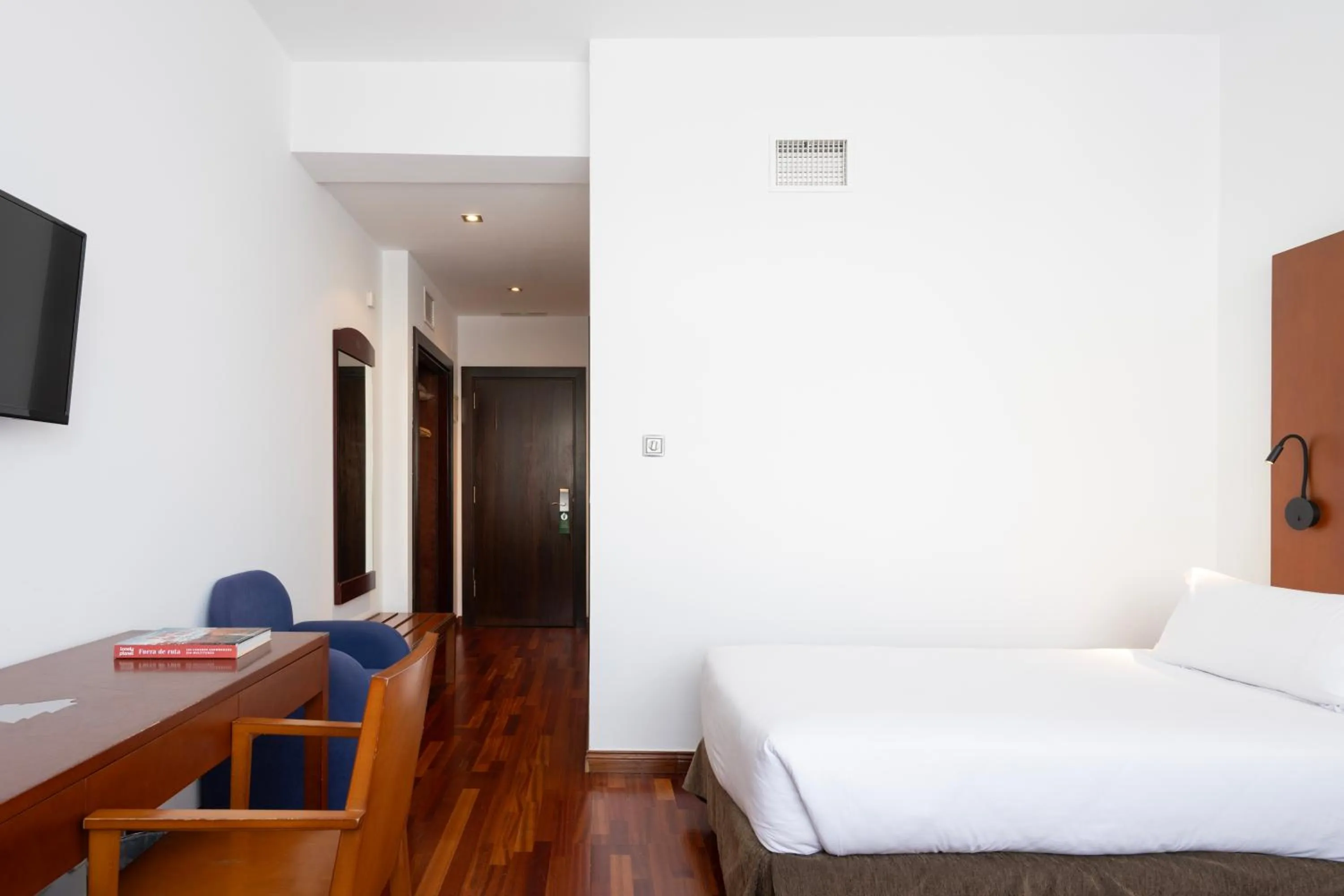 Bedroom, Bed in Hotel Maroa Vigo