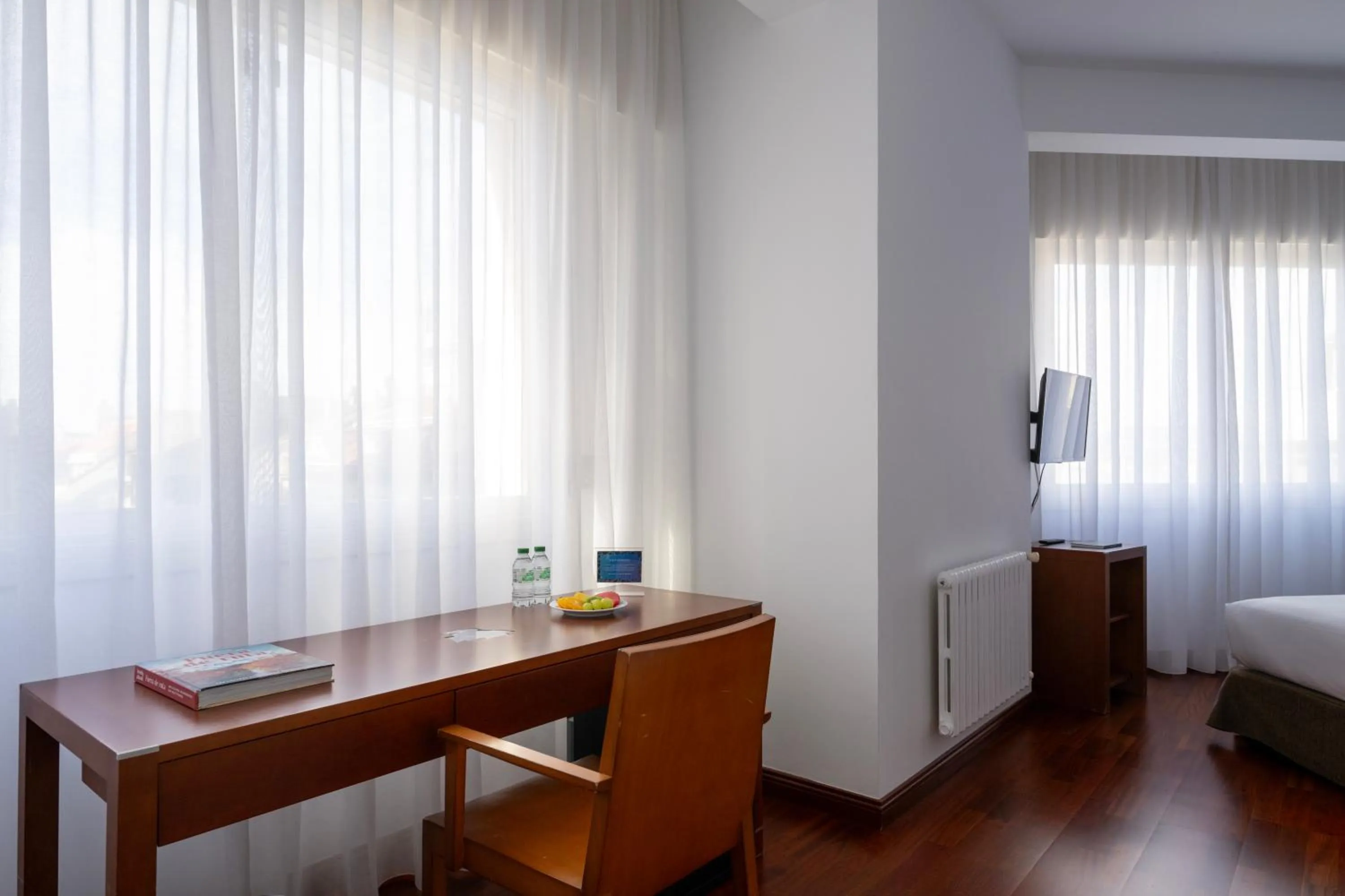 Photo of the whole room, Bed in Hotel Maroa Vigo