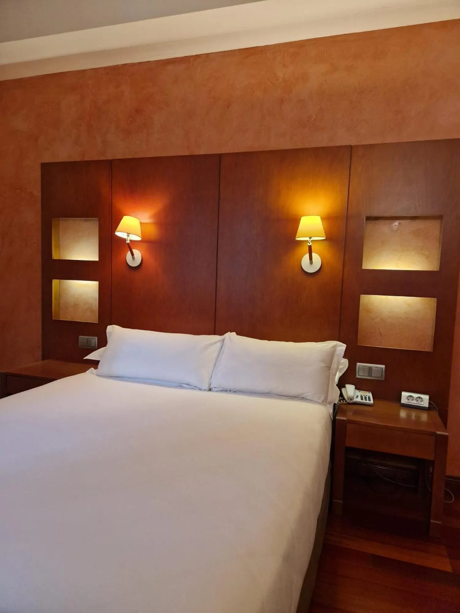 Photo of the whole room, Bed in Hotel Maroa Vigo