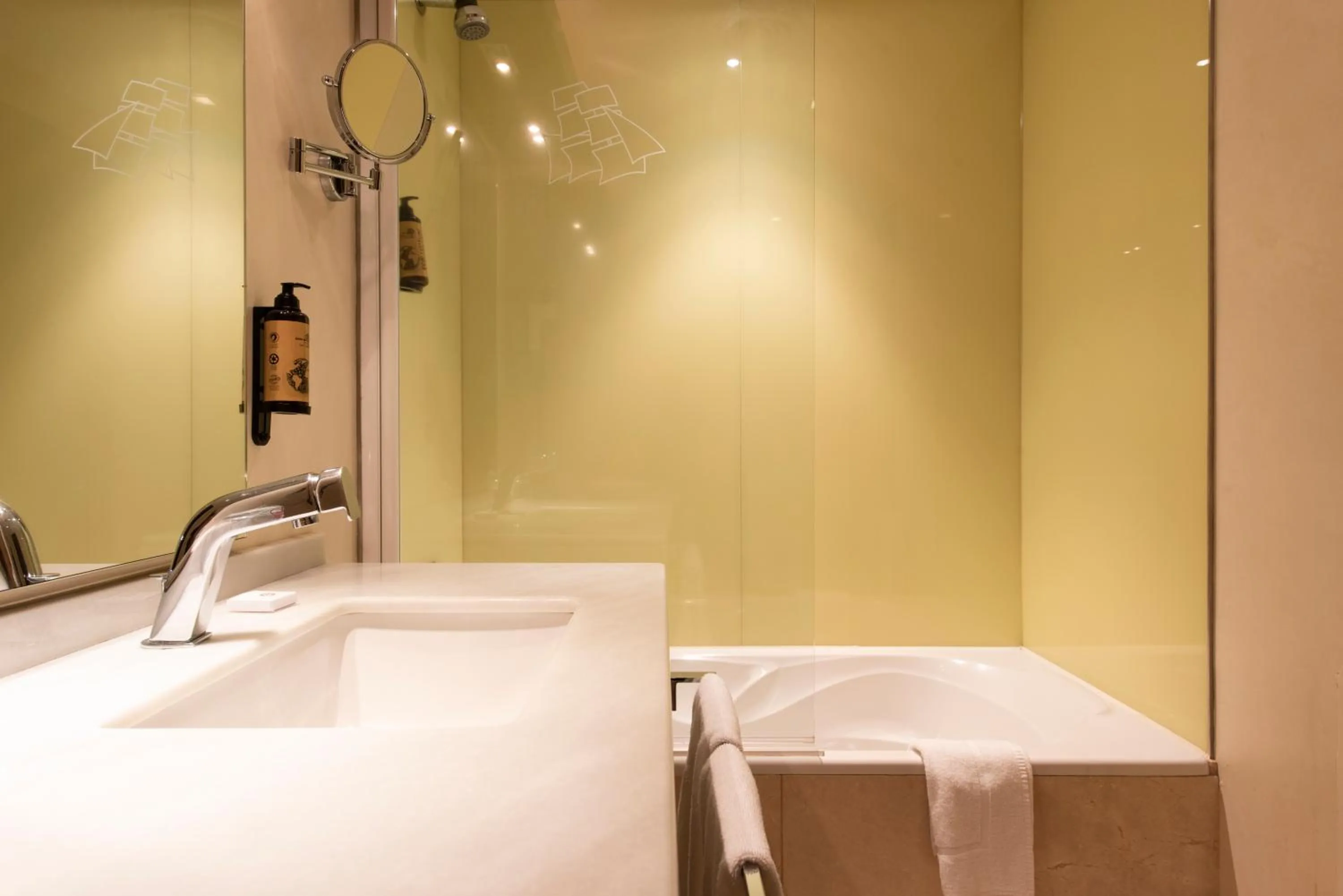 Bathroom, Bed in Hotel Maroa Vigo