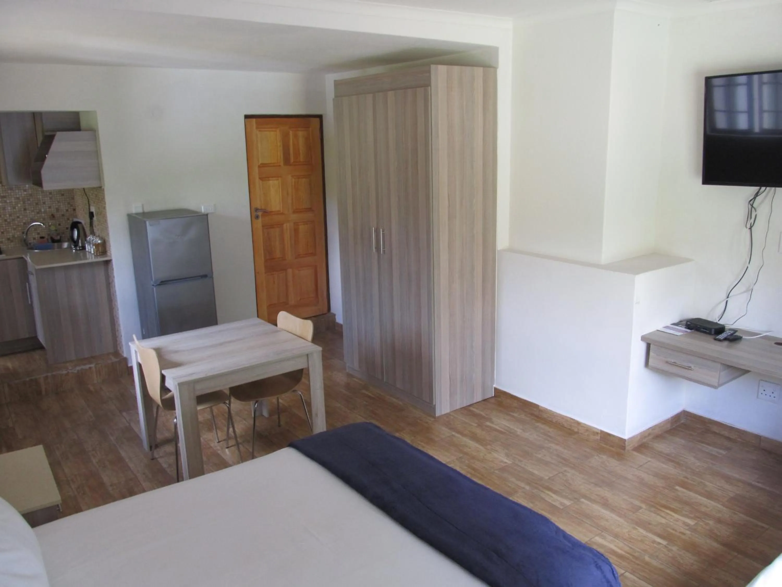 Photo of the whole room, Bed in 50 Galena Affordable Luxury