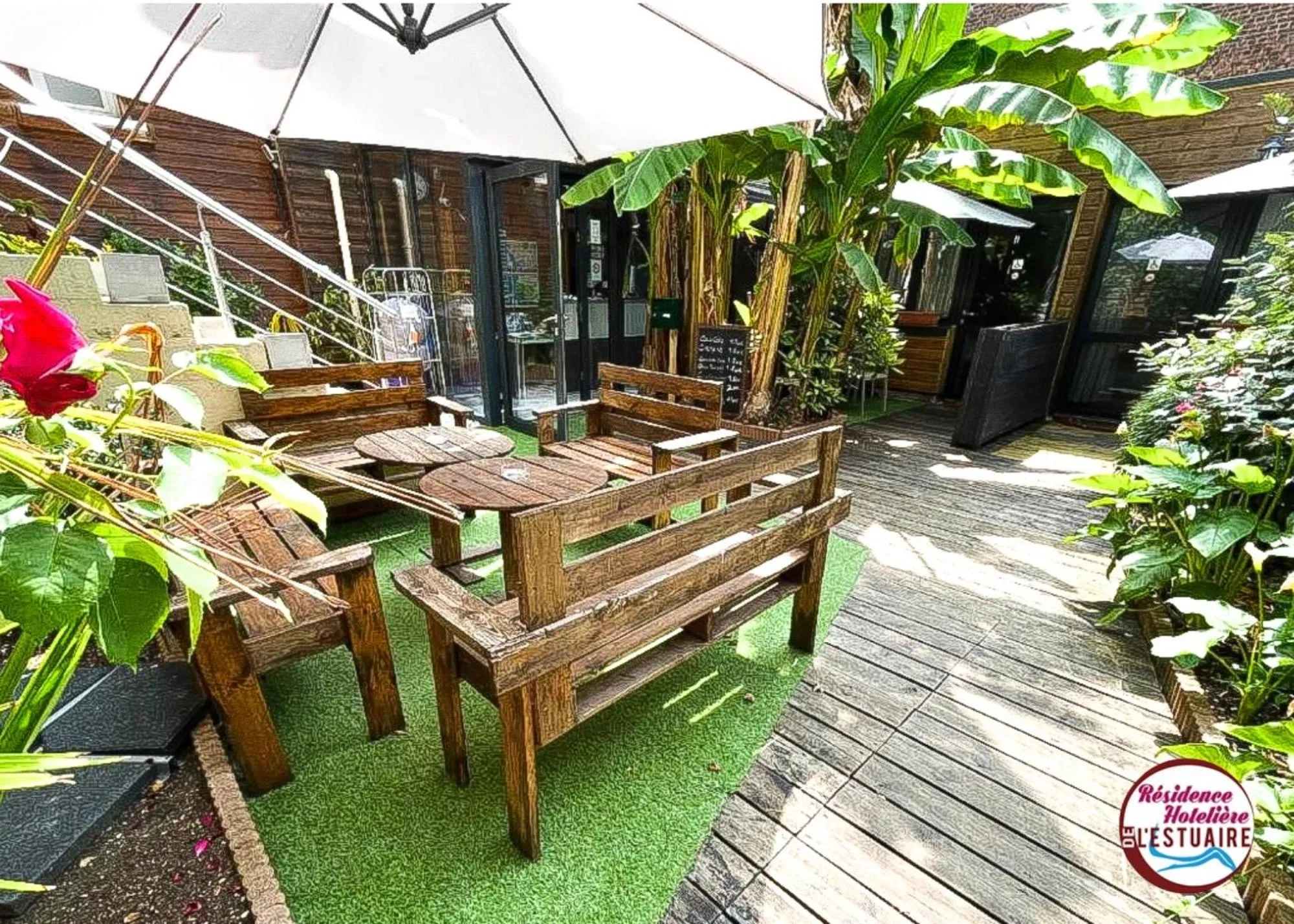 Patio in Résidence Hôtelière de l'Estuaire - Le Havre Centre