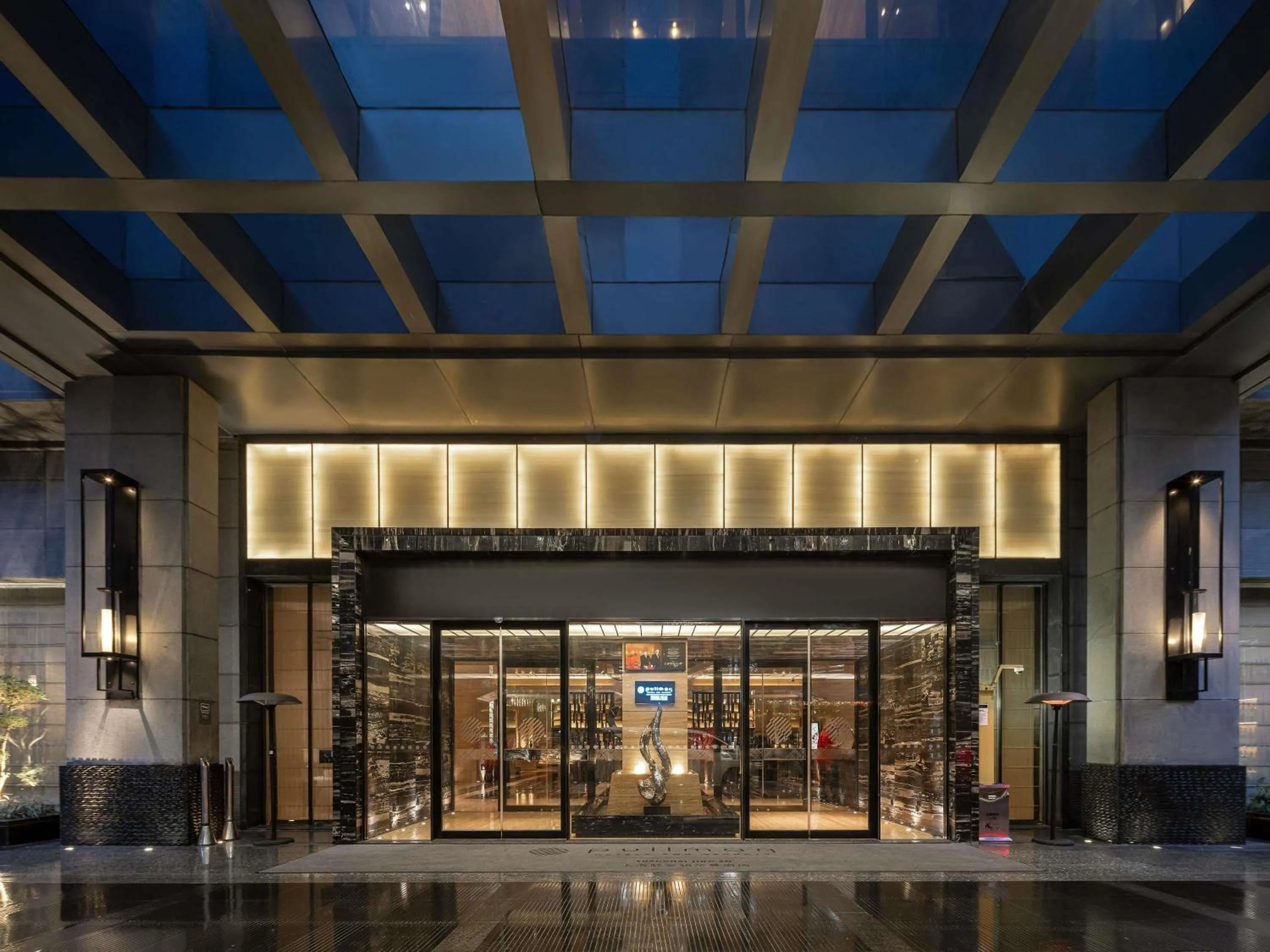 Property building in Pullman Shanghai Jing'an-Jing'an district, downtown railway station, traffic hub, easy to travel Shanghai