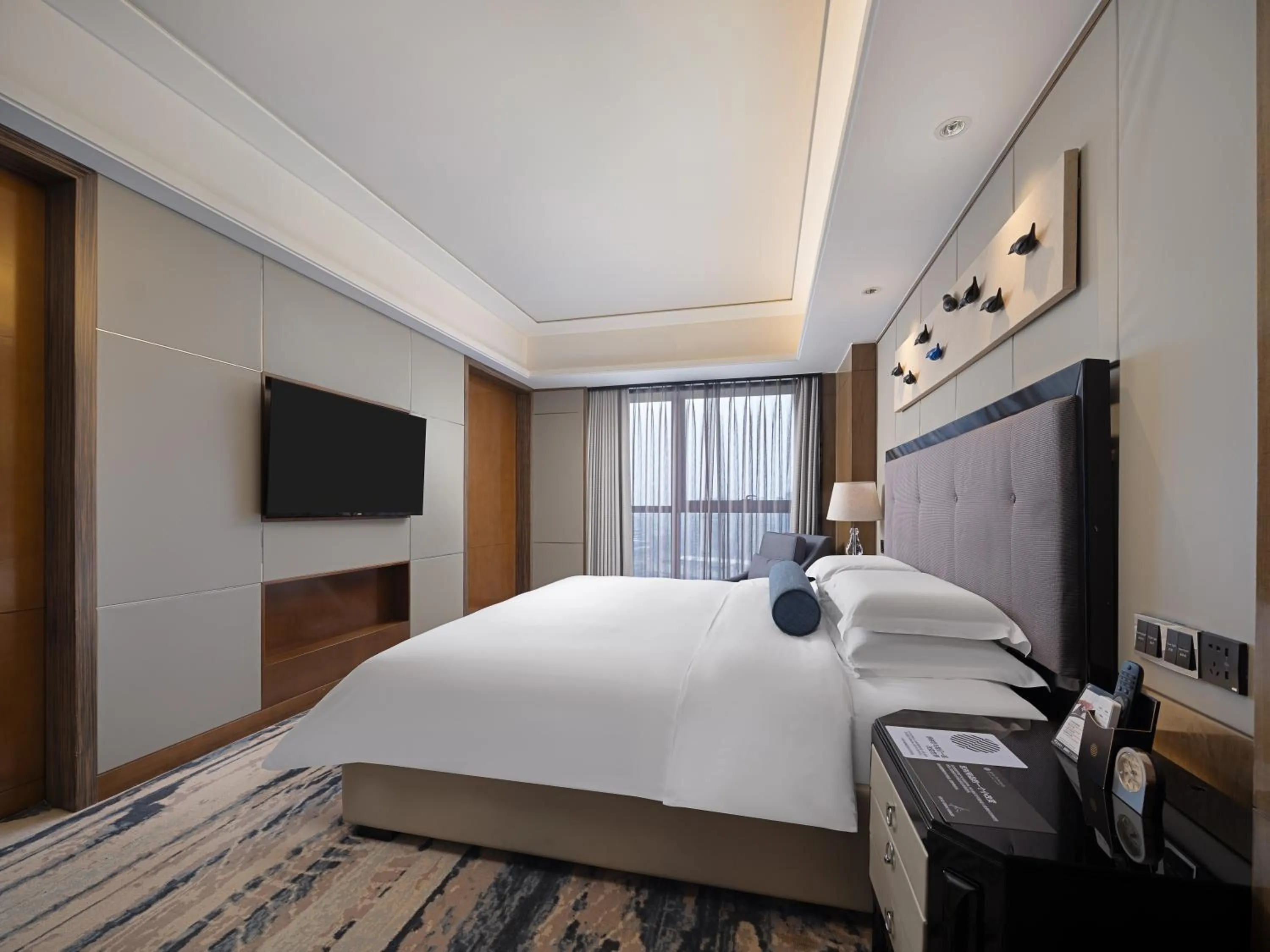 TV and multimedia, Bed in Pullman Shanghai Jing'an-Jing'an district, downtown railway station, traffic hub, easy to travel Shanghai