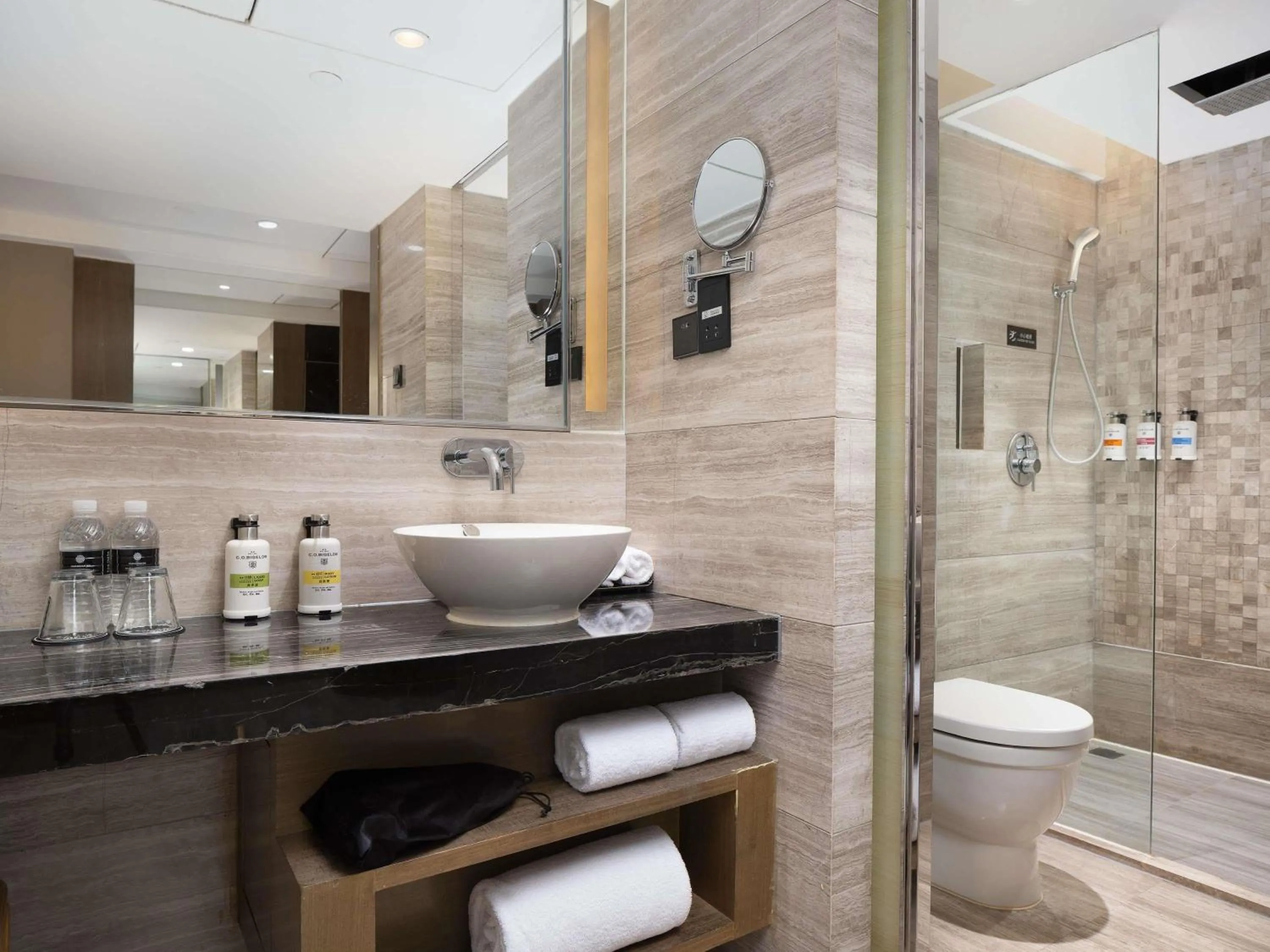 Bedroom in Pullman Shanghai Jing'an-Jing'an district, downtown railway station, traffic hub, easy to travel Shanghai