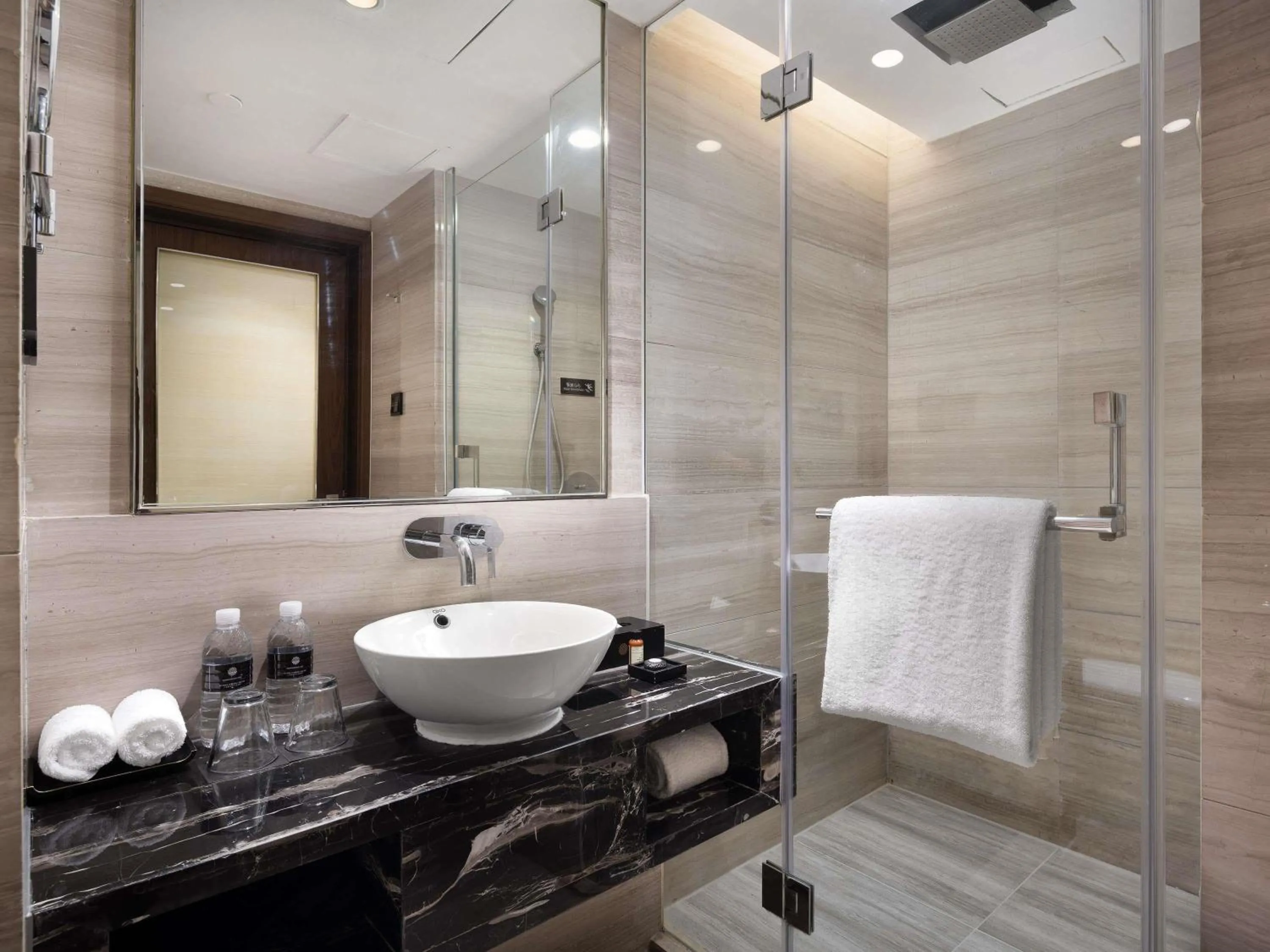 Bedroom in Pullman Shanghai Jing'an-Jing'an district, downtown railway station, traffic hub, easy to travel Shanghai