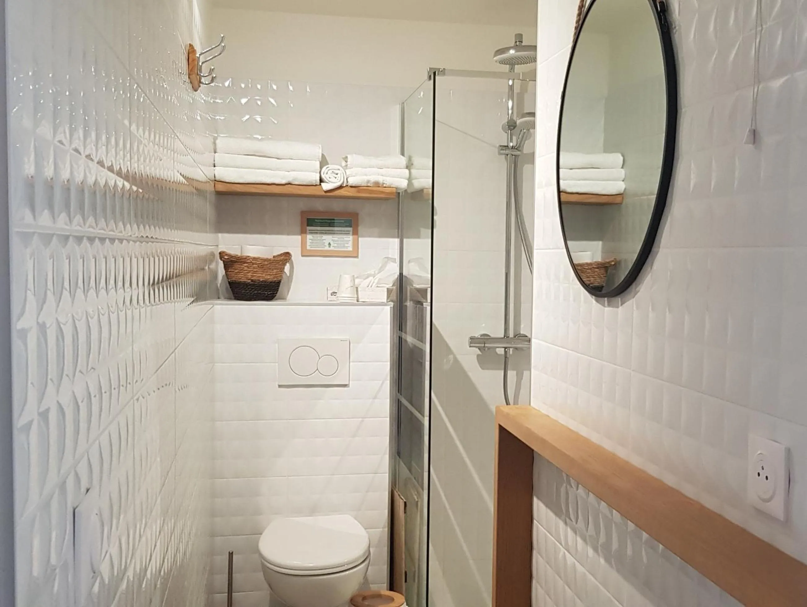 Shower in Hôtel Terminus