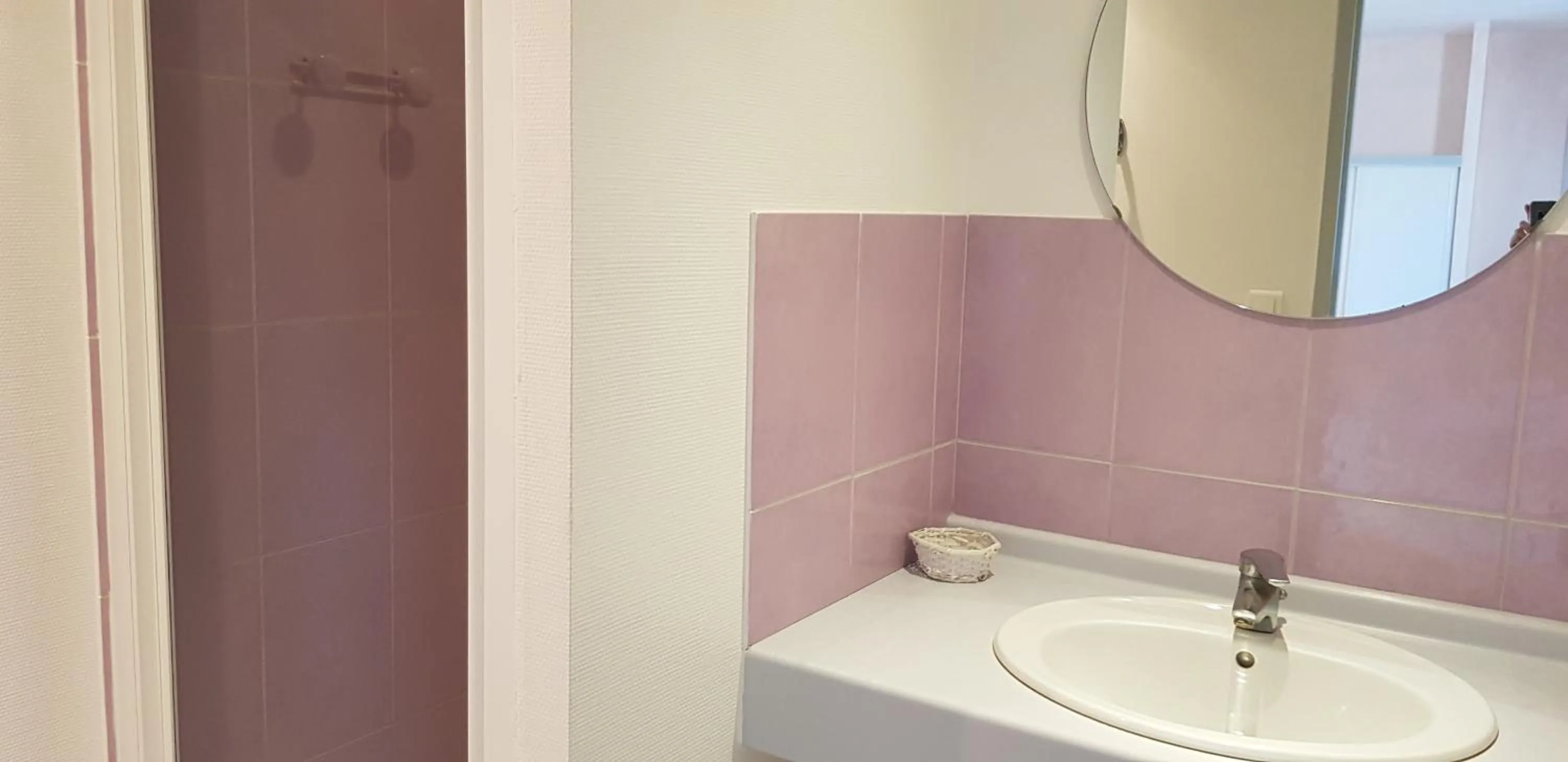 Shower in Hôtel Terminus