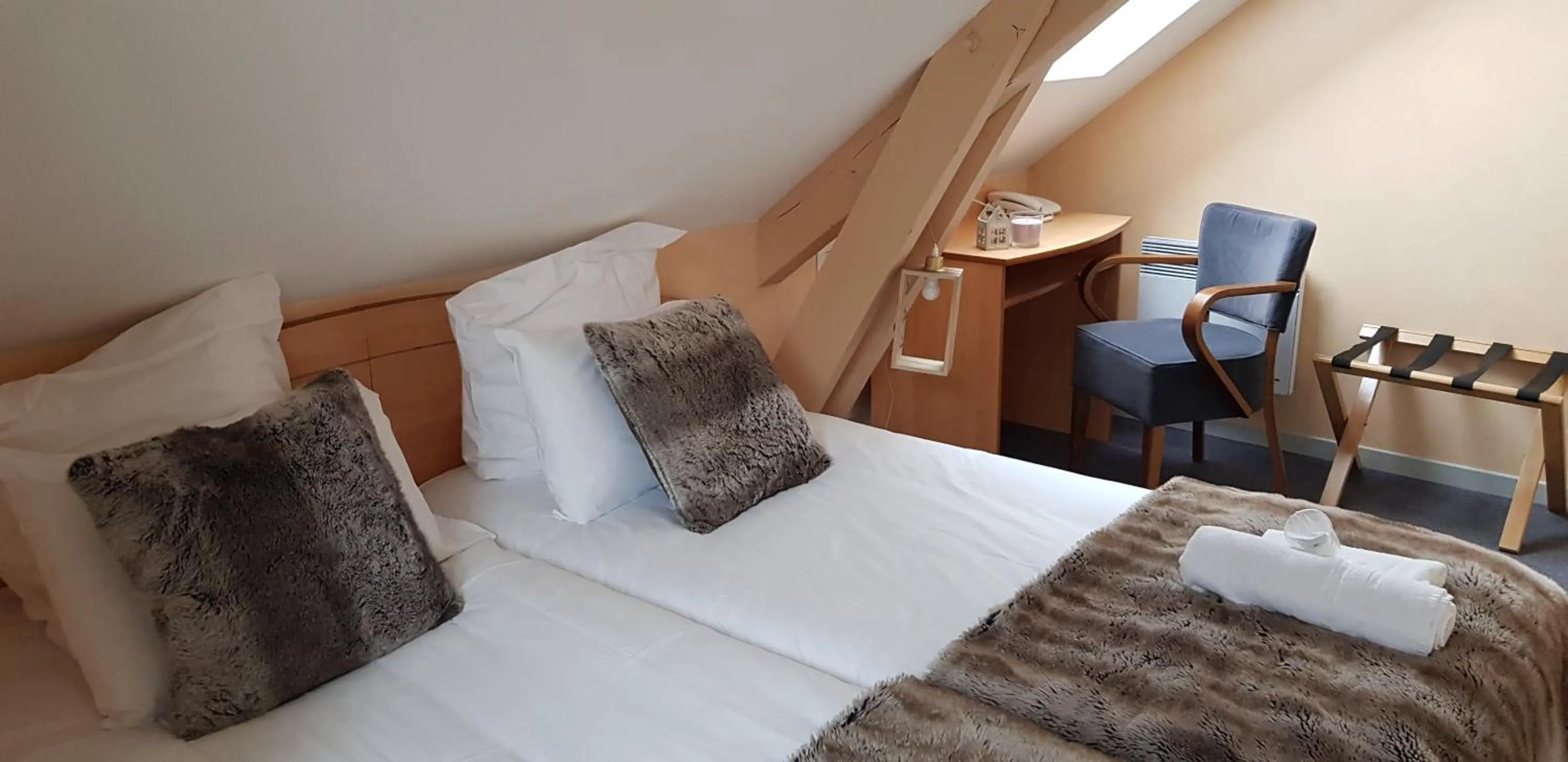 Bedroom, Bed in Hôtel Terminus