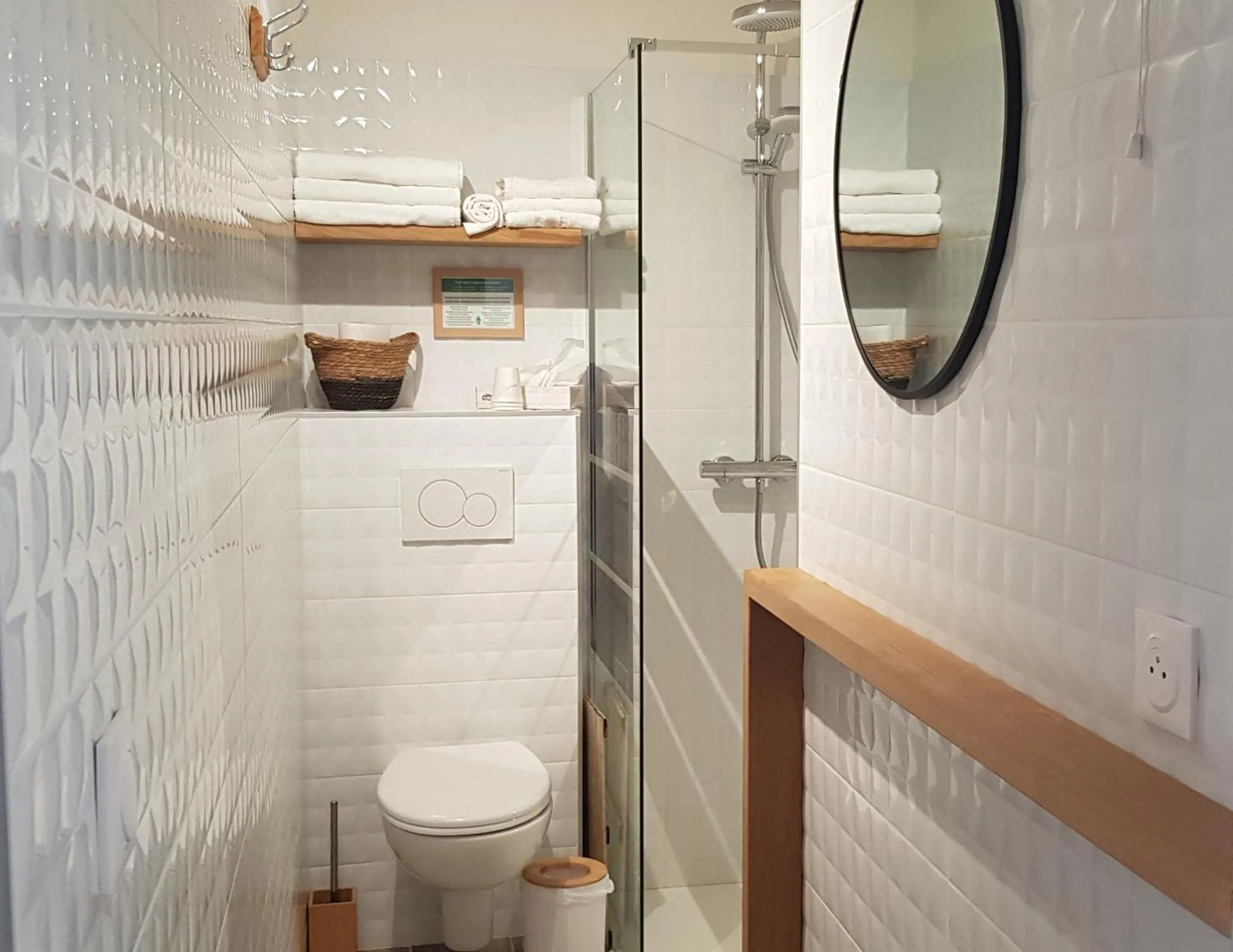 Shower in Hôtel Terminus