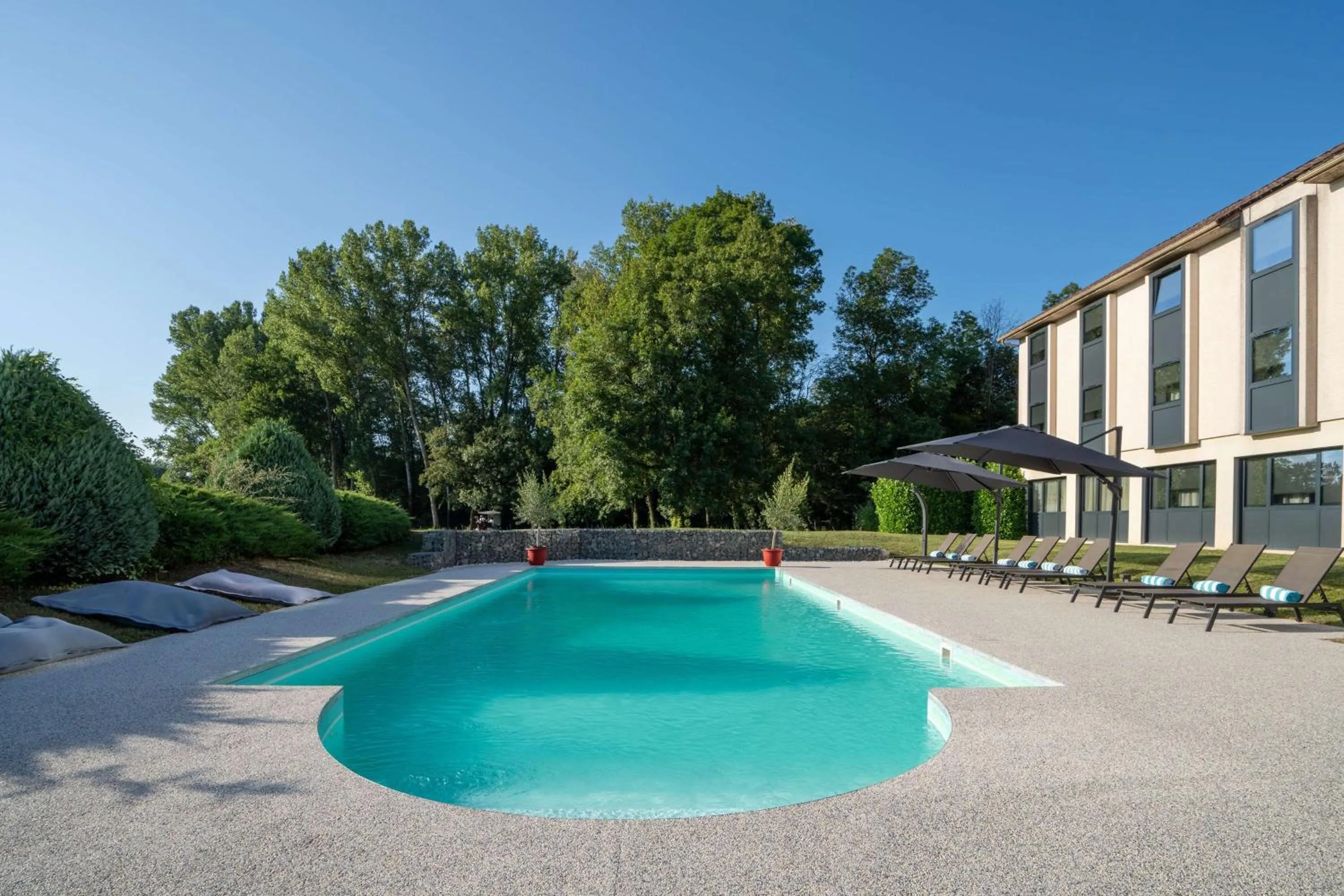 Pool view in Domaine de Charmeil