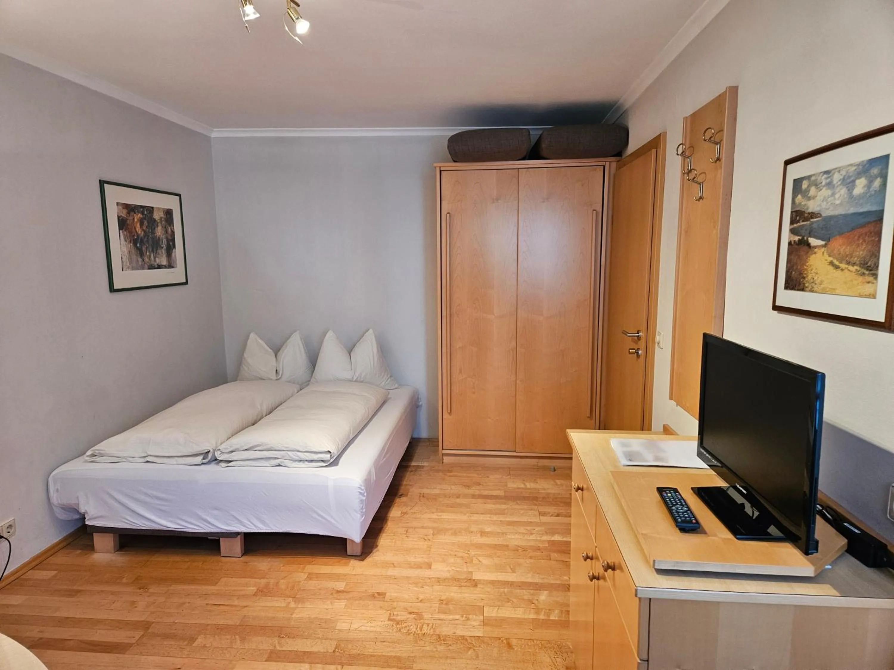 Living room, Bed in Gasthof - Restaurant Löcker