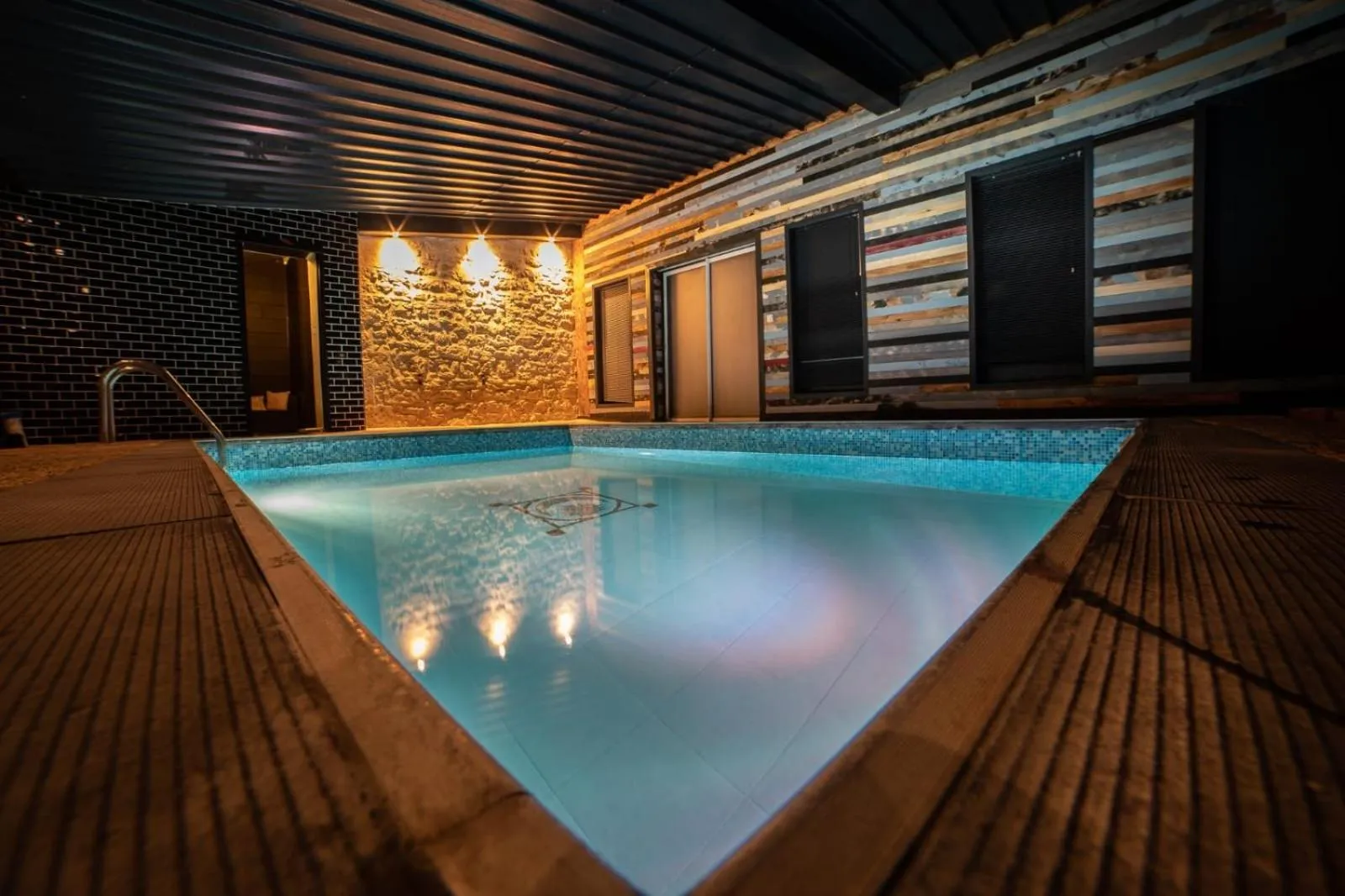 Swimming pool in Chambres d'Hotes Lorengrain