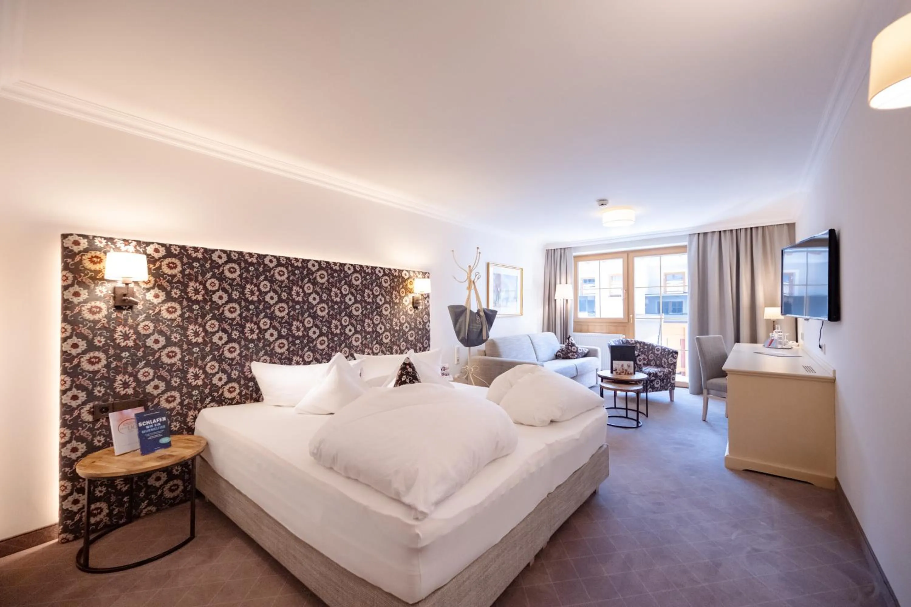 Photo of the whole room, Bed in Hotel Salzburger Hof Zauchensee