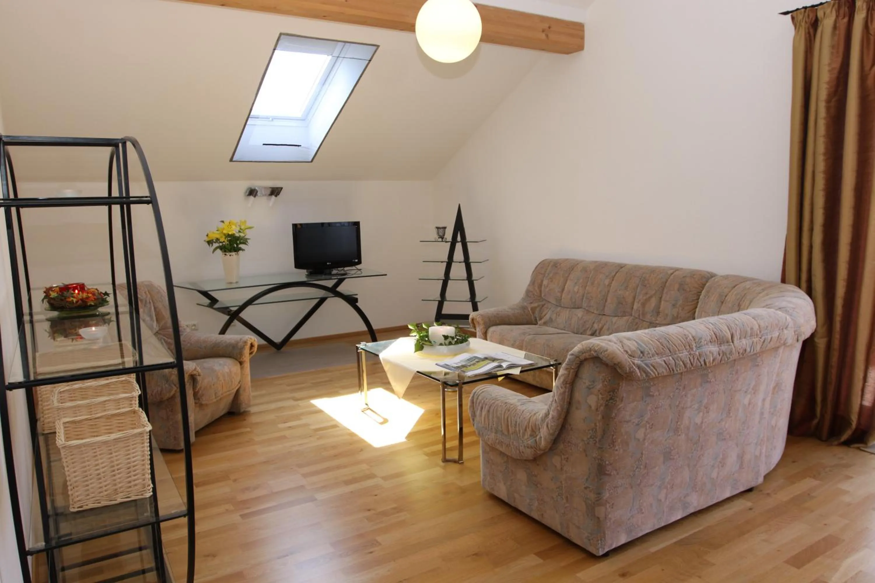 Communal lounge/ TV room in Hotel Inspiration Garni