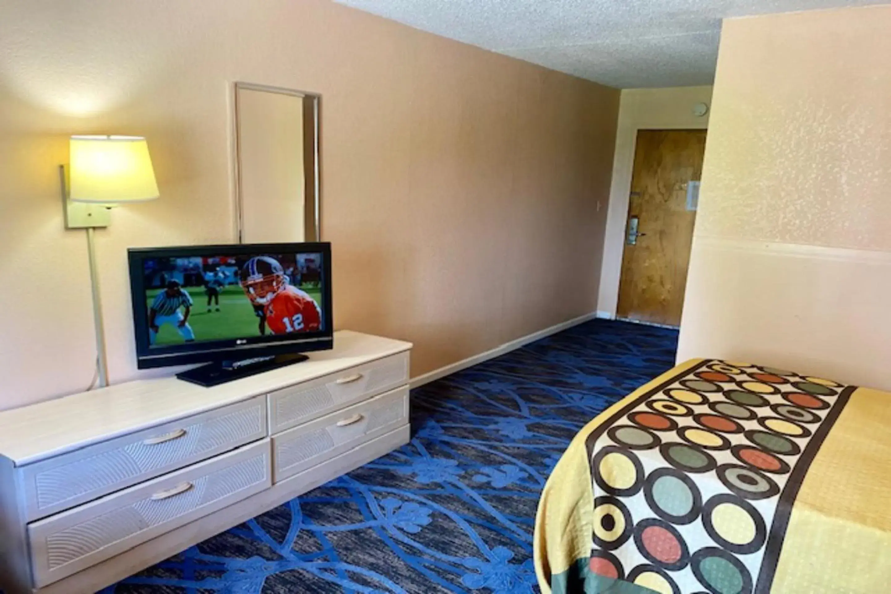 Bedroom, TV/Entertainment Center in Red Carpet Inn & Suites Lima