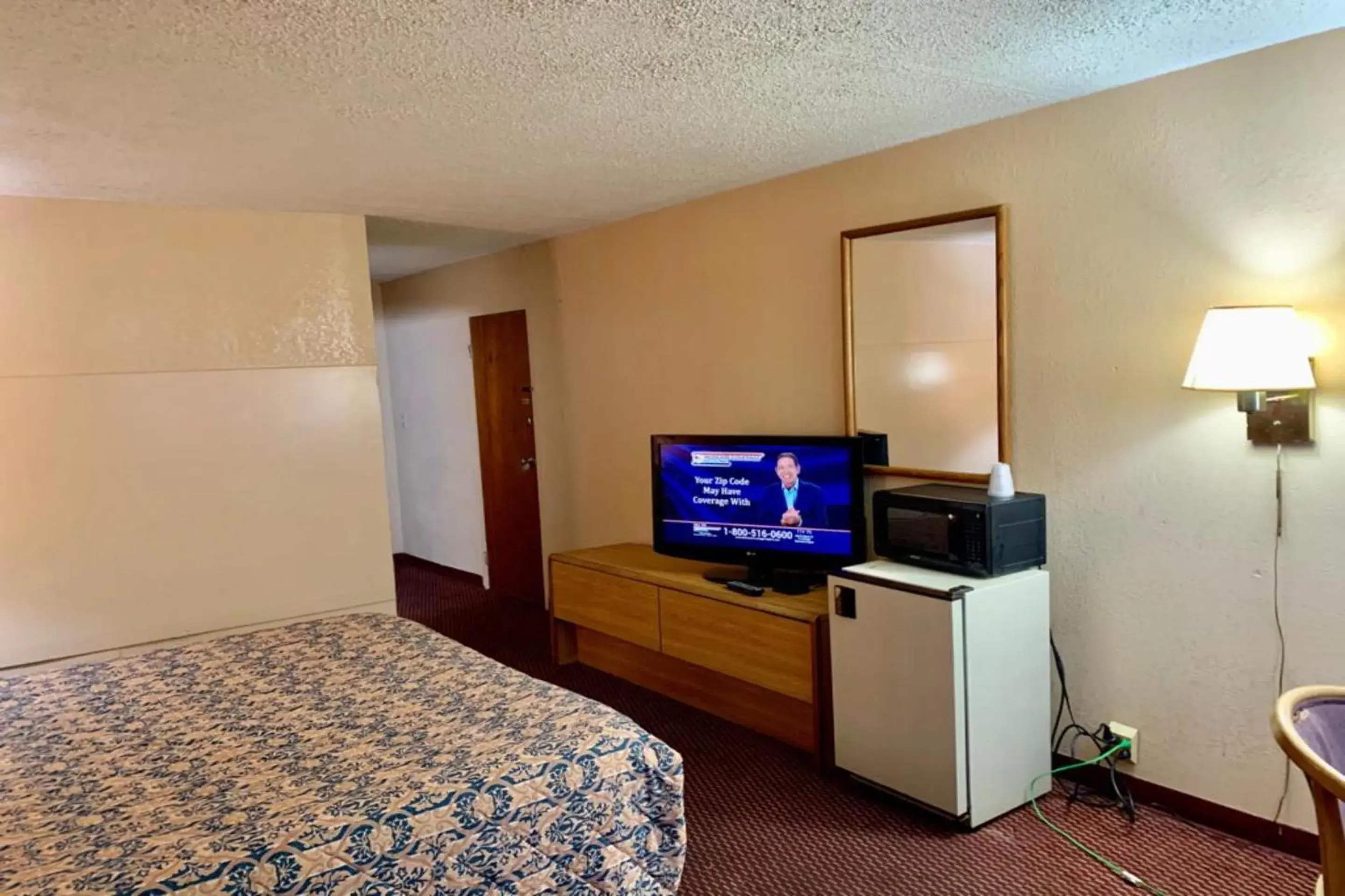 Bedroom, TV/Entertainment Center in Red Carpet Inn & Suites Lima