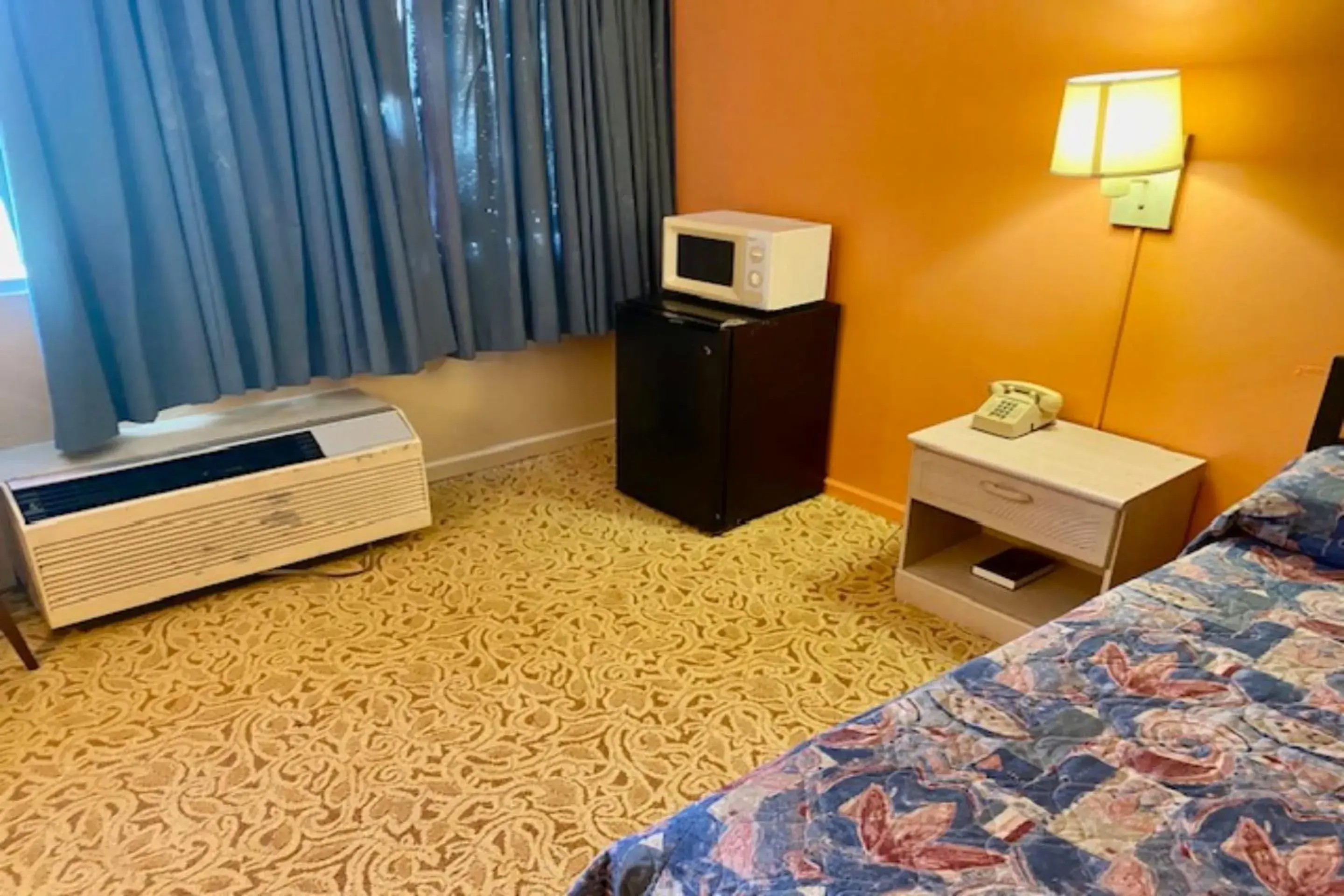 Bedroom, TV/Entertainment Center in Red Carpet Inn & Suites Lima