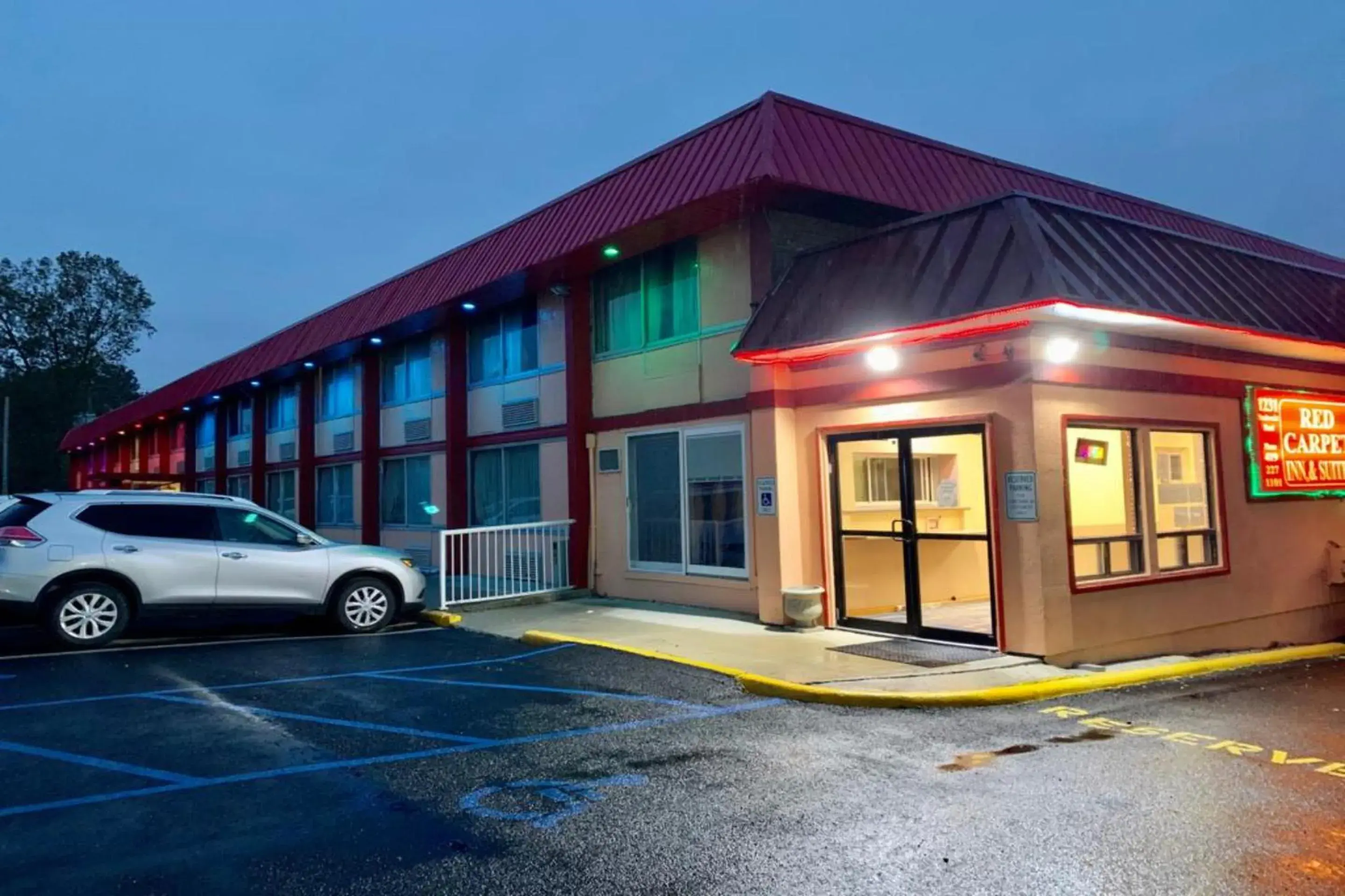 Parking, Property Building in Red Carpet Inn & Suites Lima