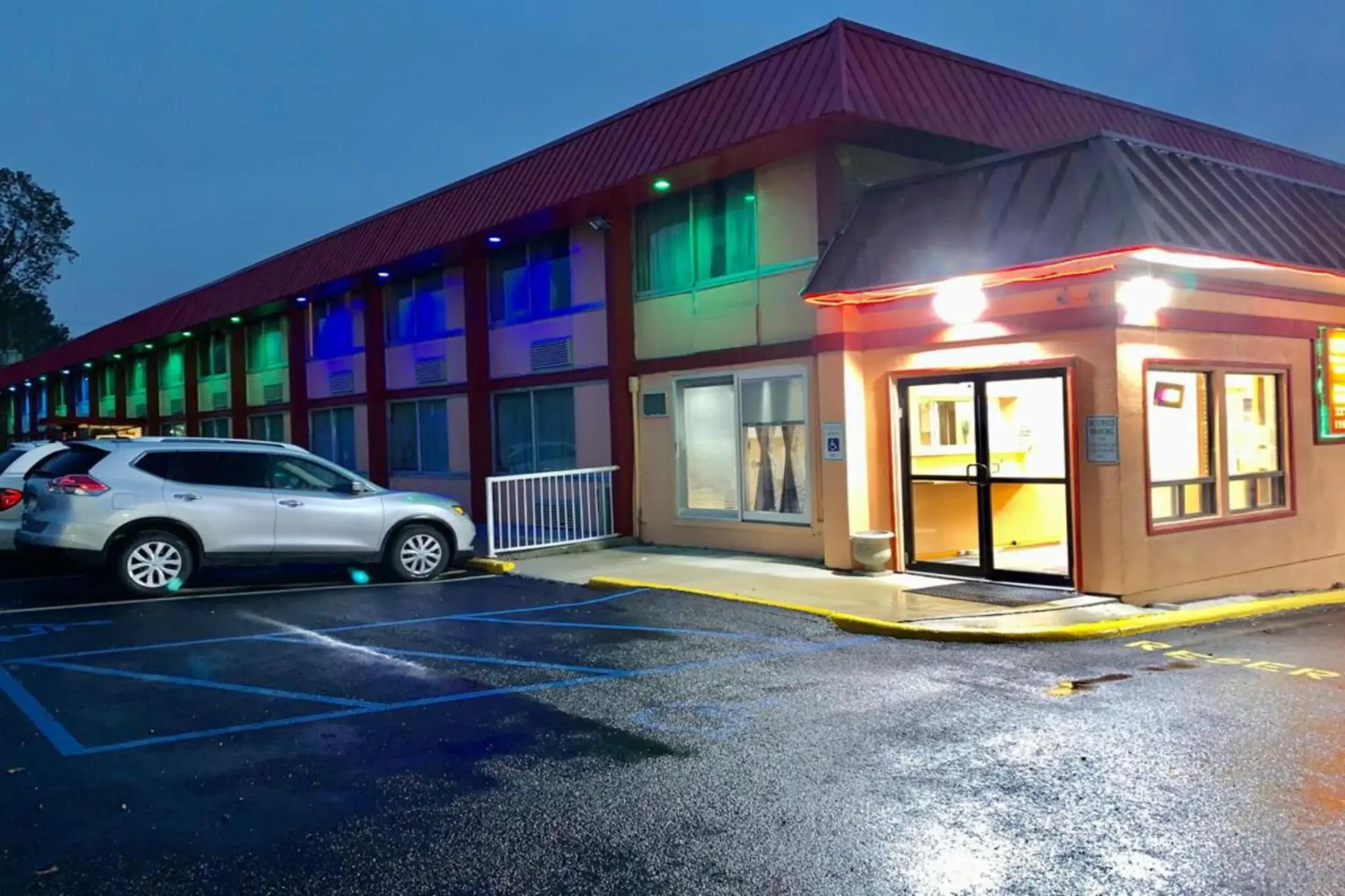 Facade/entrance, Property Building in Red Carpet Inn & Suites Lima