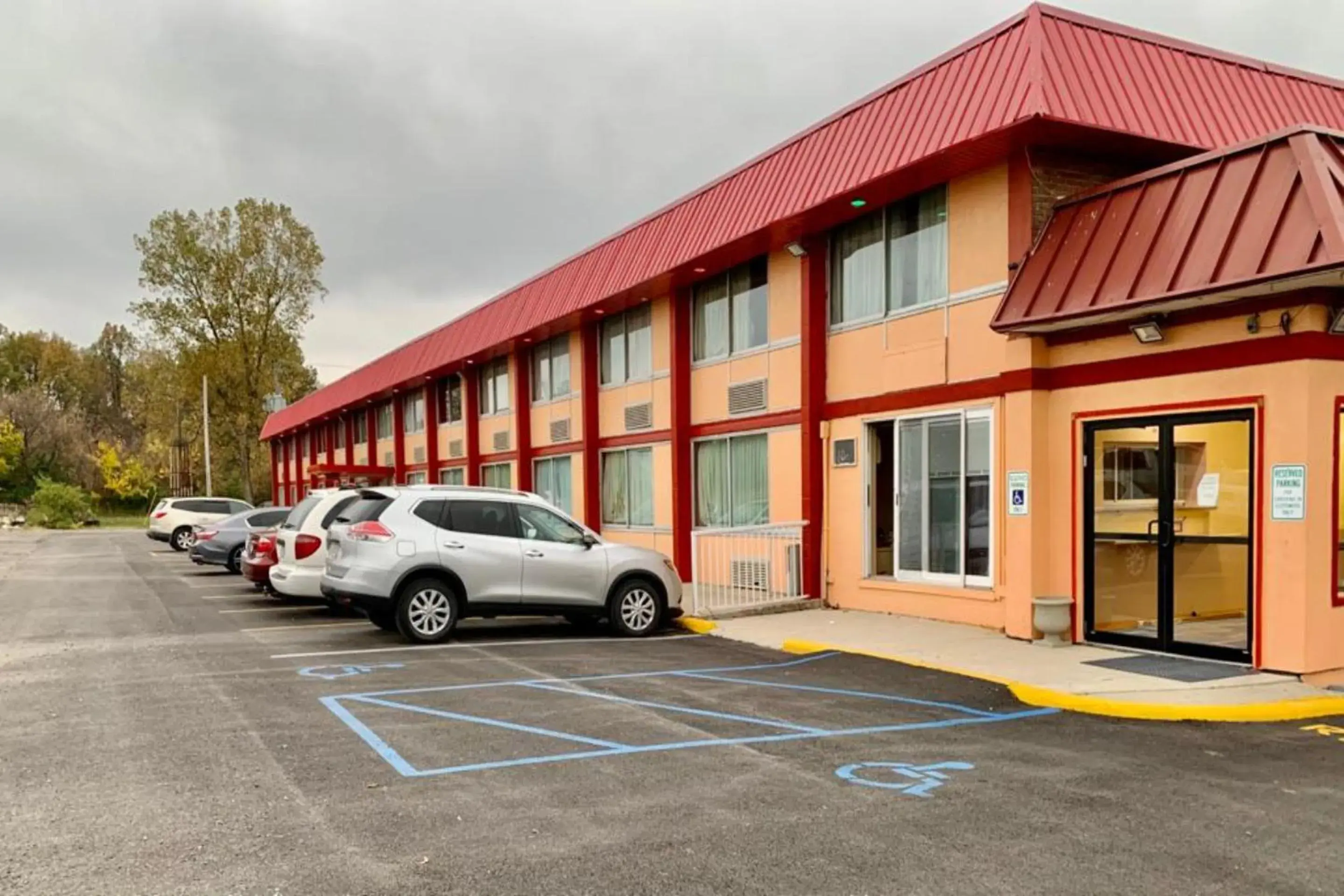 Parking, Property Building in Red Carpet Inn & Suites Lima