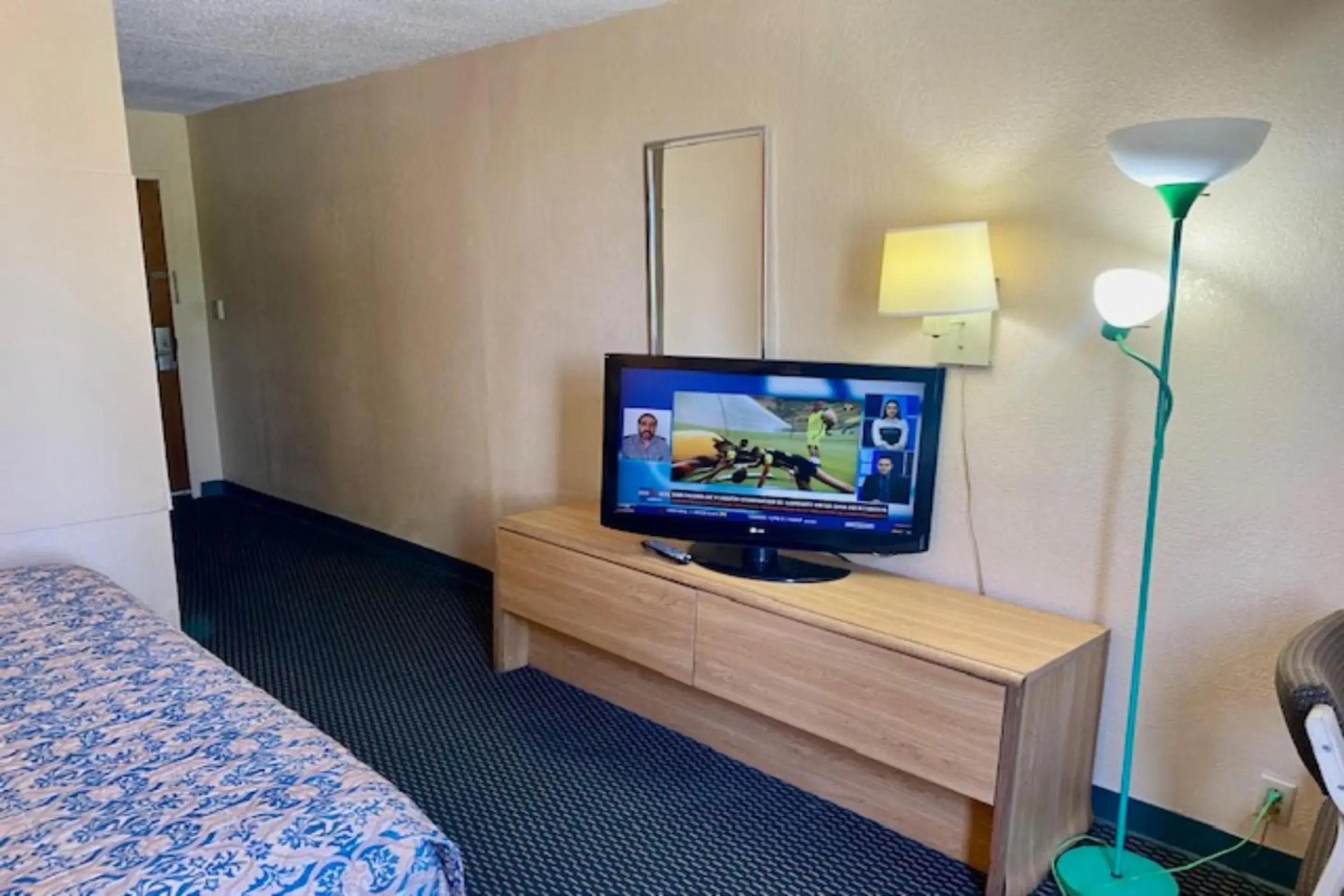 TV and multimedia, TV/Entertainment Center in Red Carpet Inn & Suites Lima