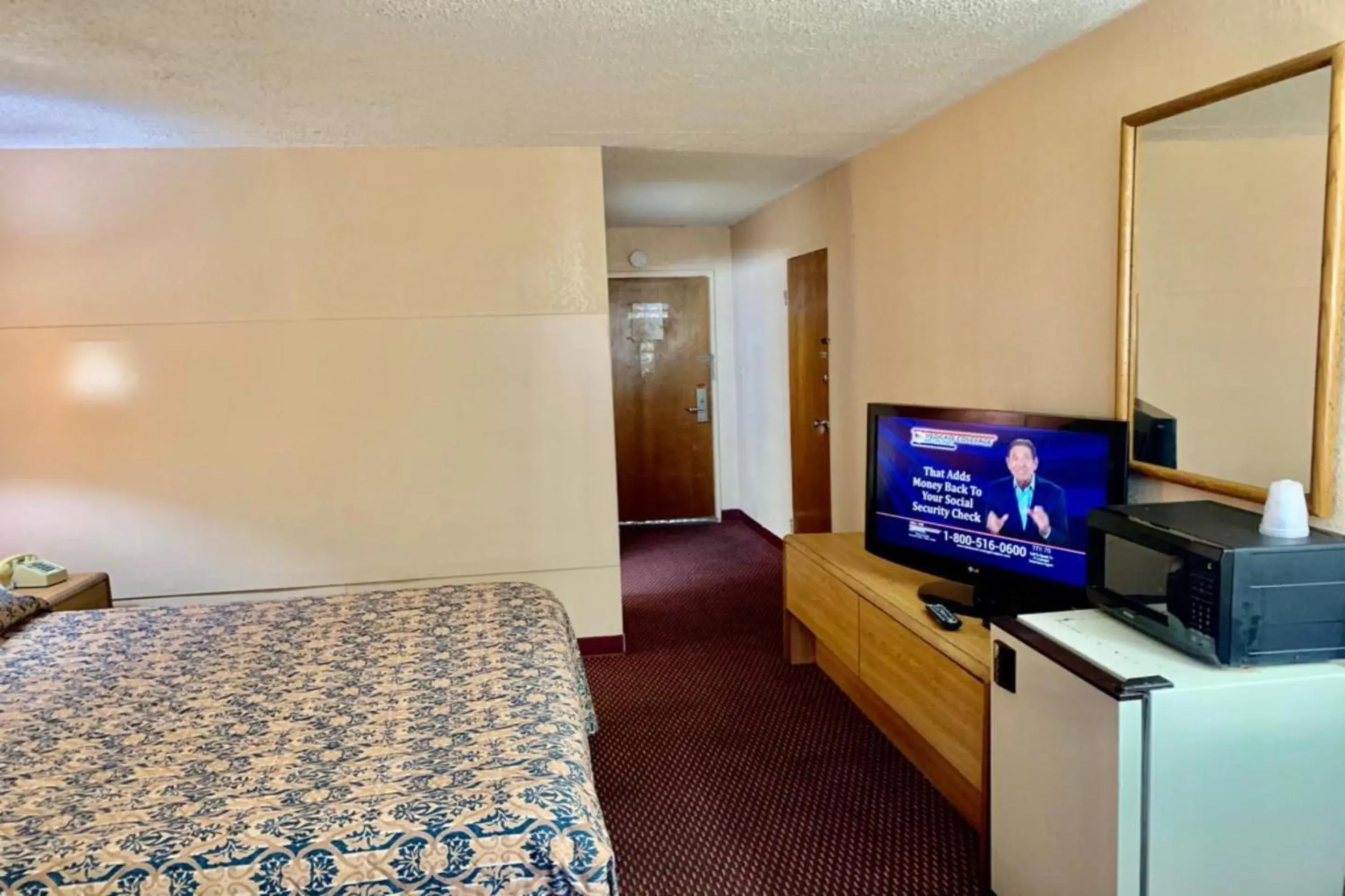 Bedroom, TV/Entertainment Center in Red Carpet Inn & Suites Lima