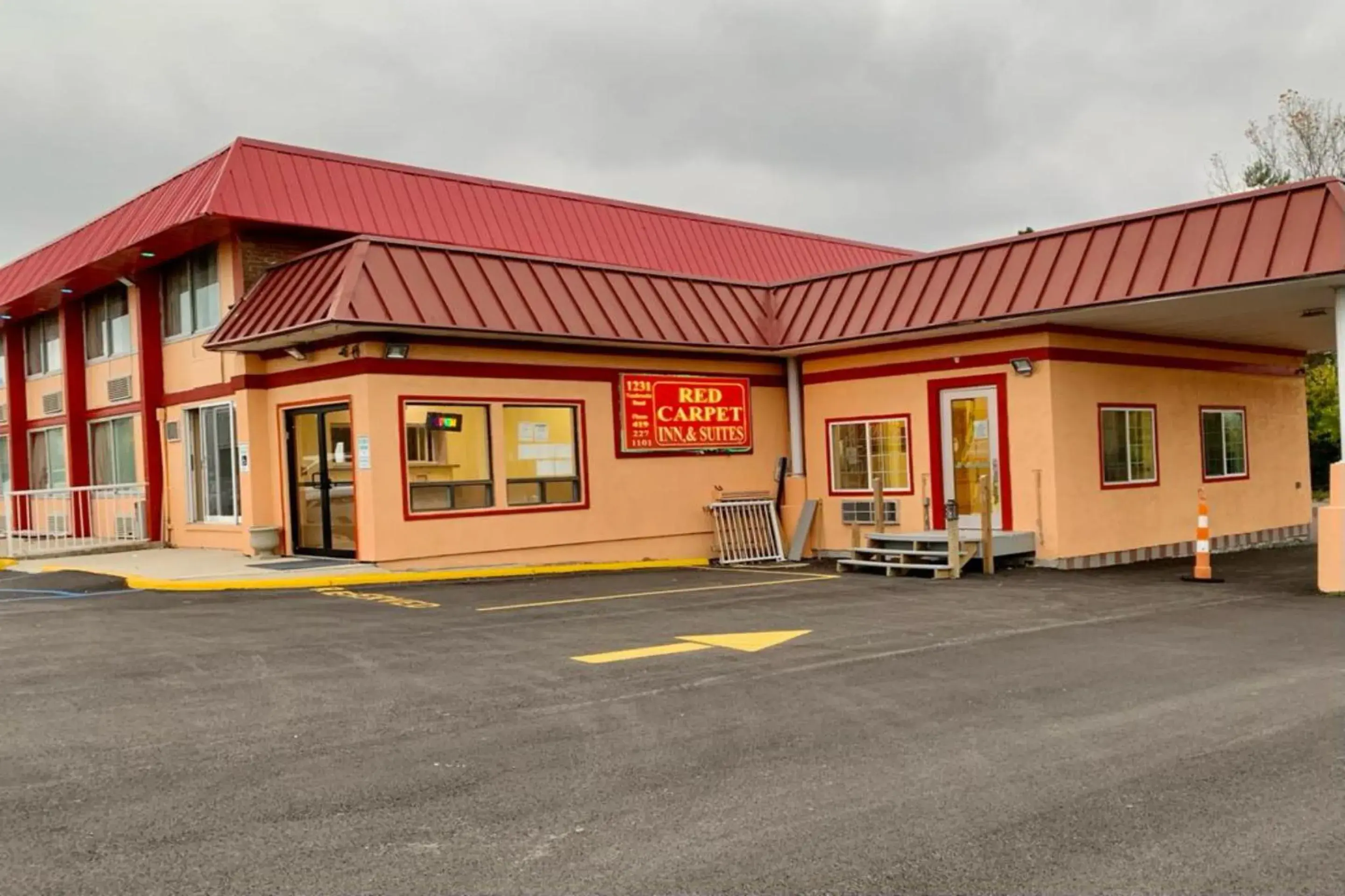 Facade/entrance in Red Carpet Inn & Suites Lima -Listing Partner Facade/entrance in Red Carpet Inn & Suites Lima -Listing Partner