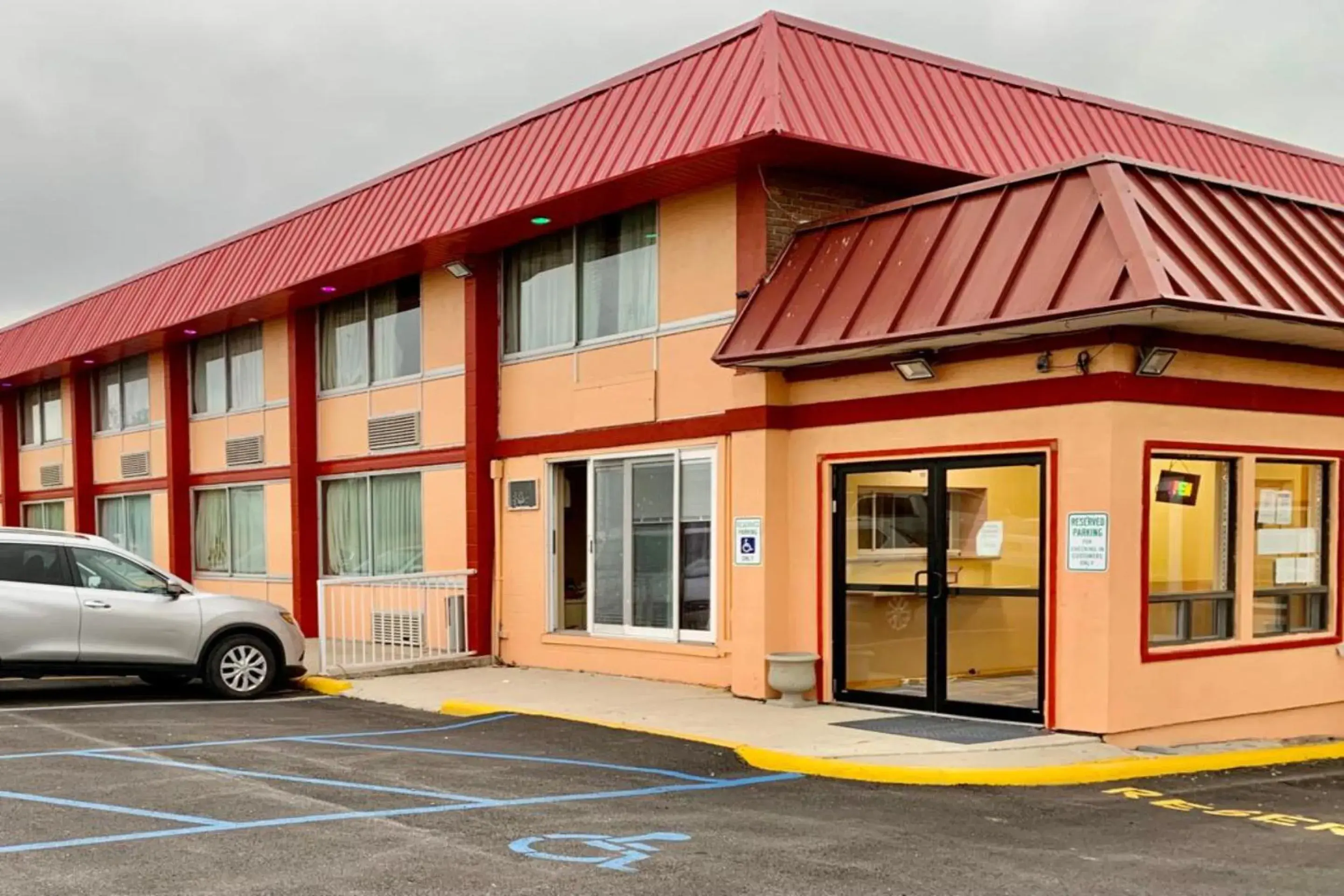 Parking, Property Building in Red Carpet Inn & Suites Lima