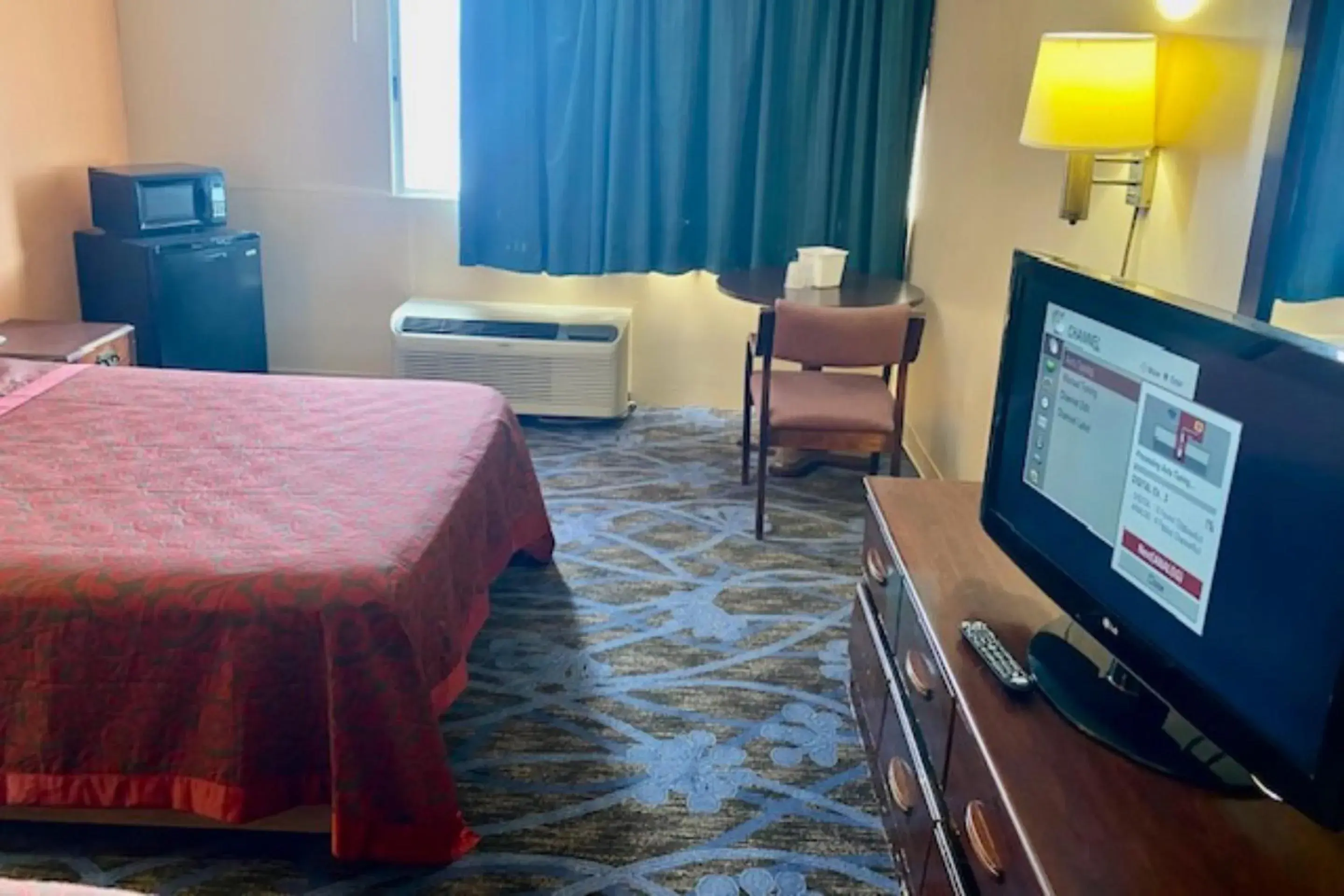 Bedroom, TV/Entertainment Center in Red Carpet Inn & Suites Lima