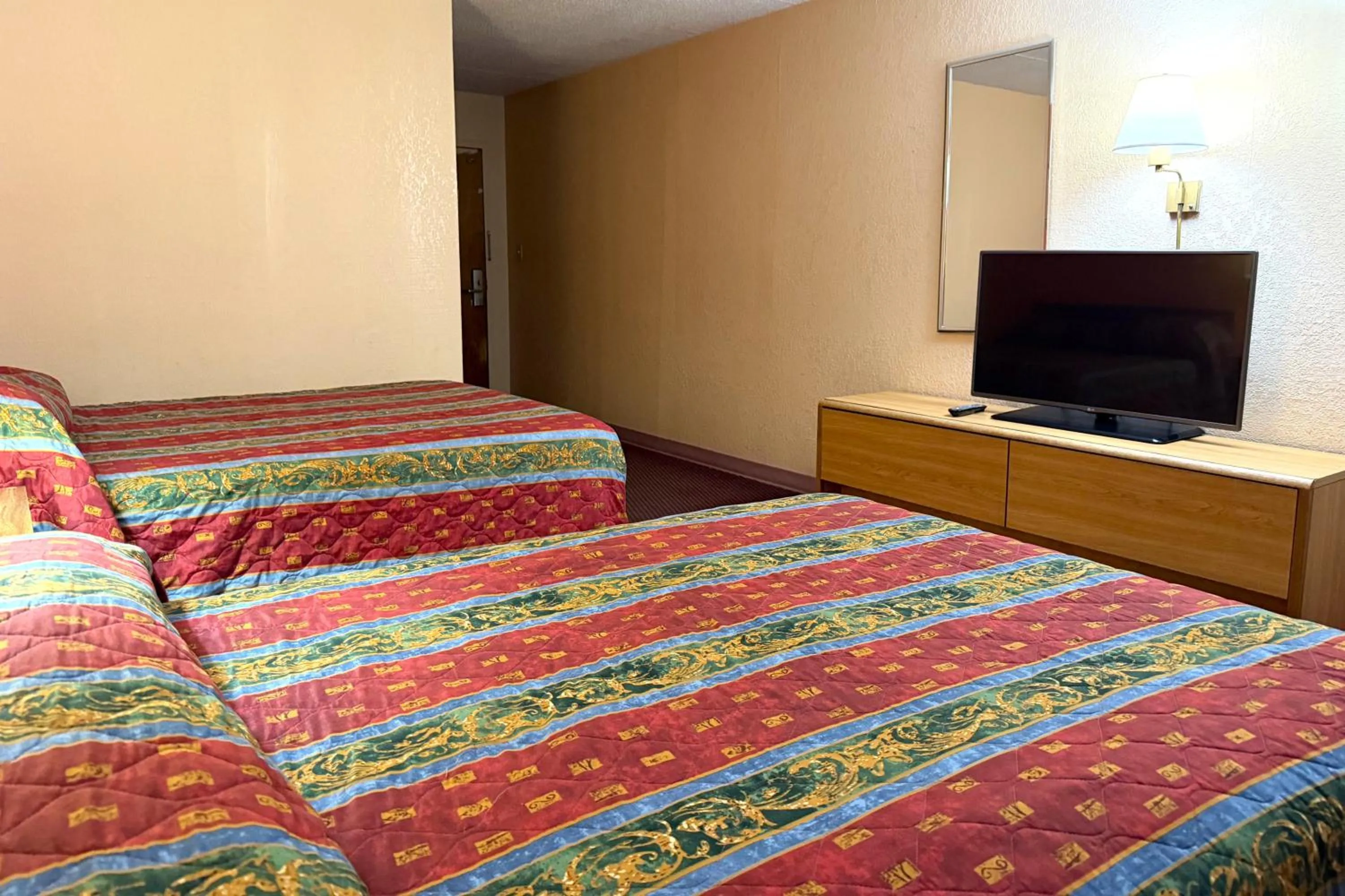 Bedroom, Bed in Red Carpet Inn & Suites Lima -Listing Partner