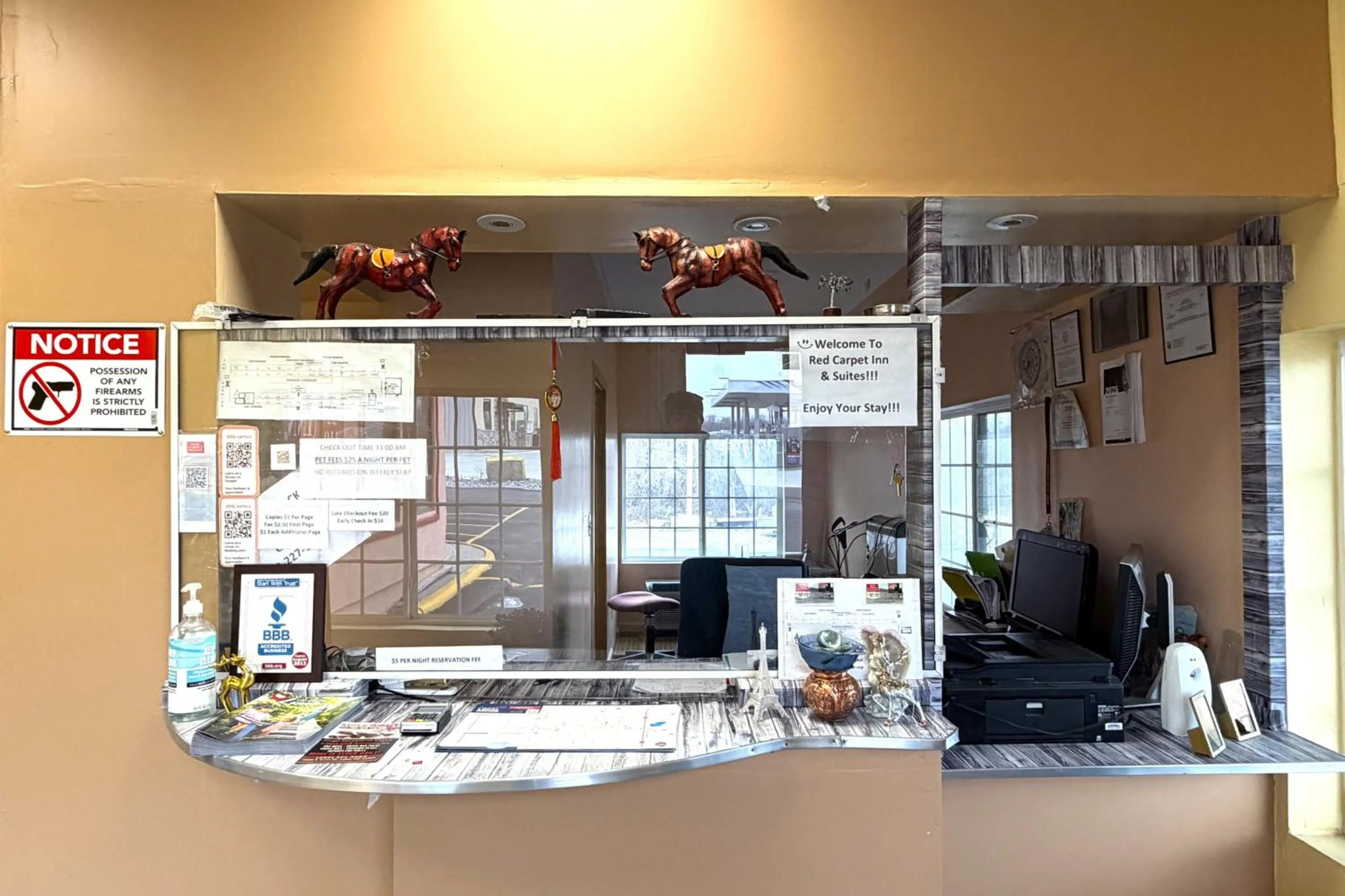 Lobby or reception in Red Carpet Inn & Suites Lima -Listing Partner