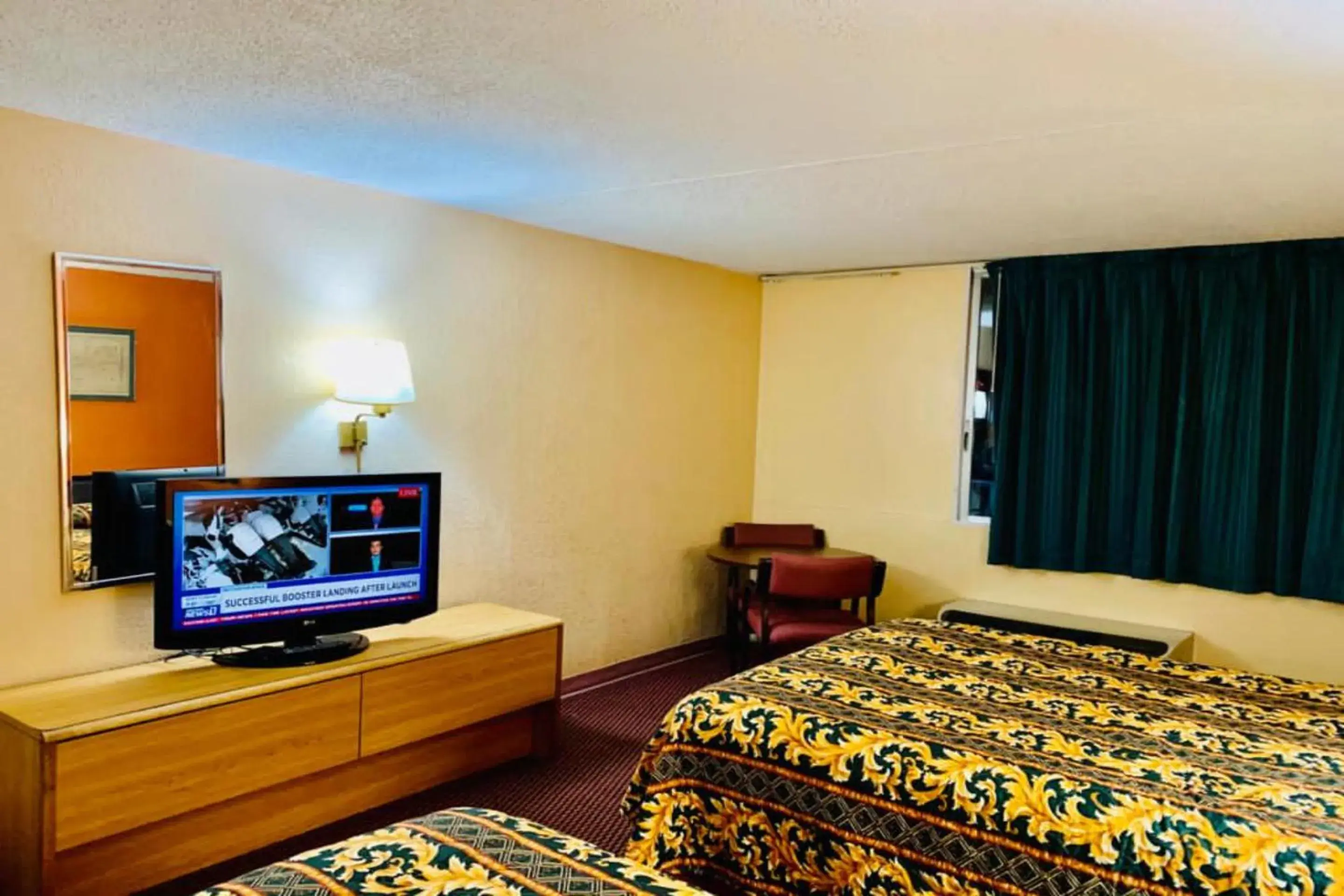 Bedroom, TV/Entertainment Center in Red Carpet Inn & Suites Lima