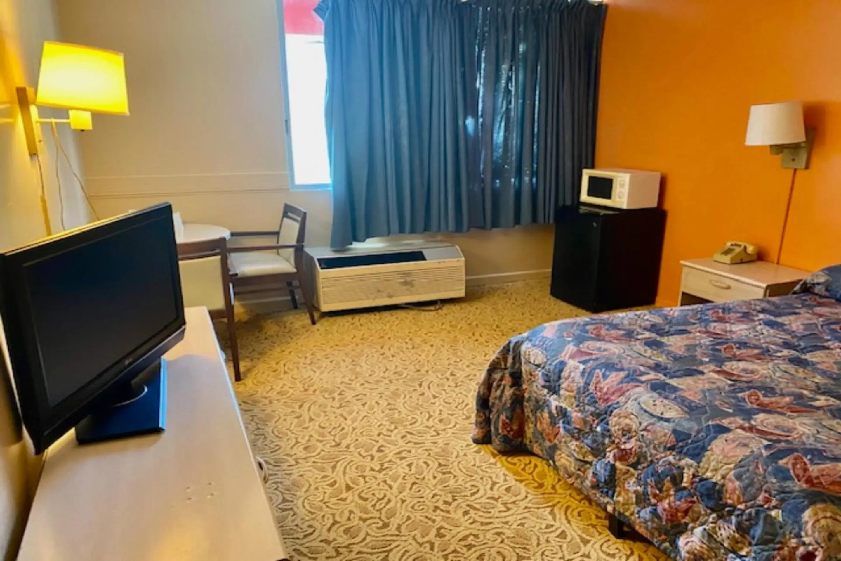 Bedroom, TV/Entertainment Center in Red Carpet Inn & Suites Lima